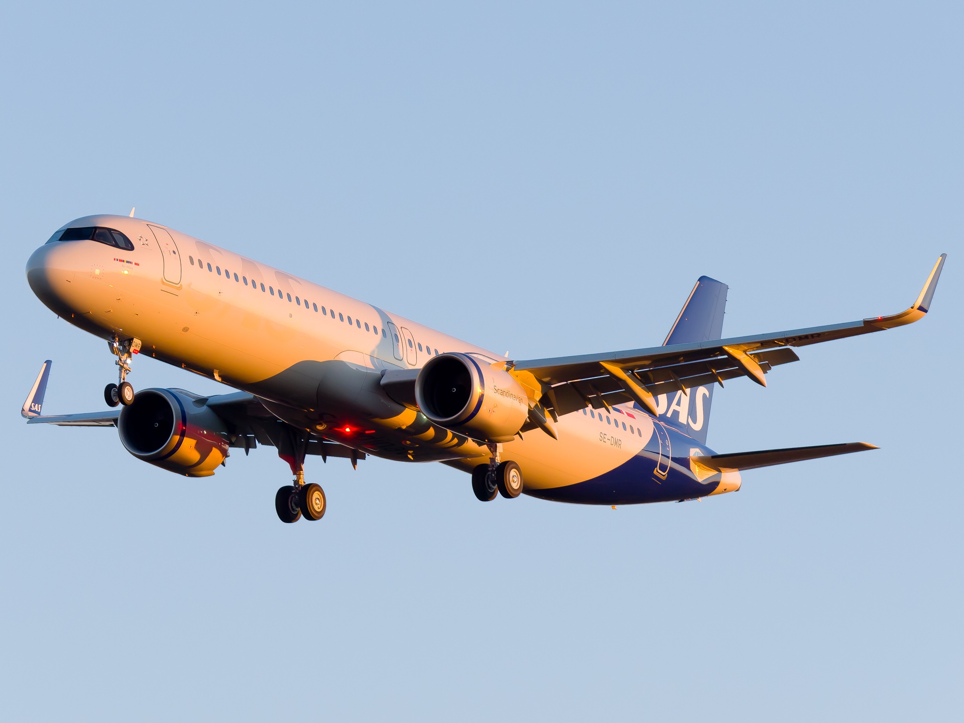Full size: Scandinavian Airlines Airbus A321LR SE-DMR at Washington Dulles International Airport