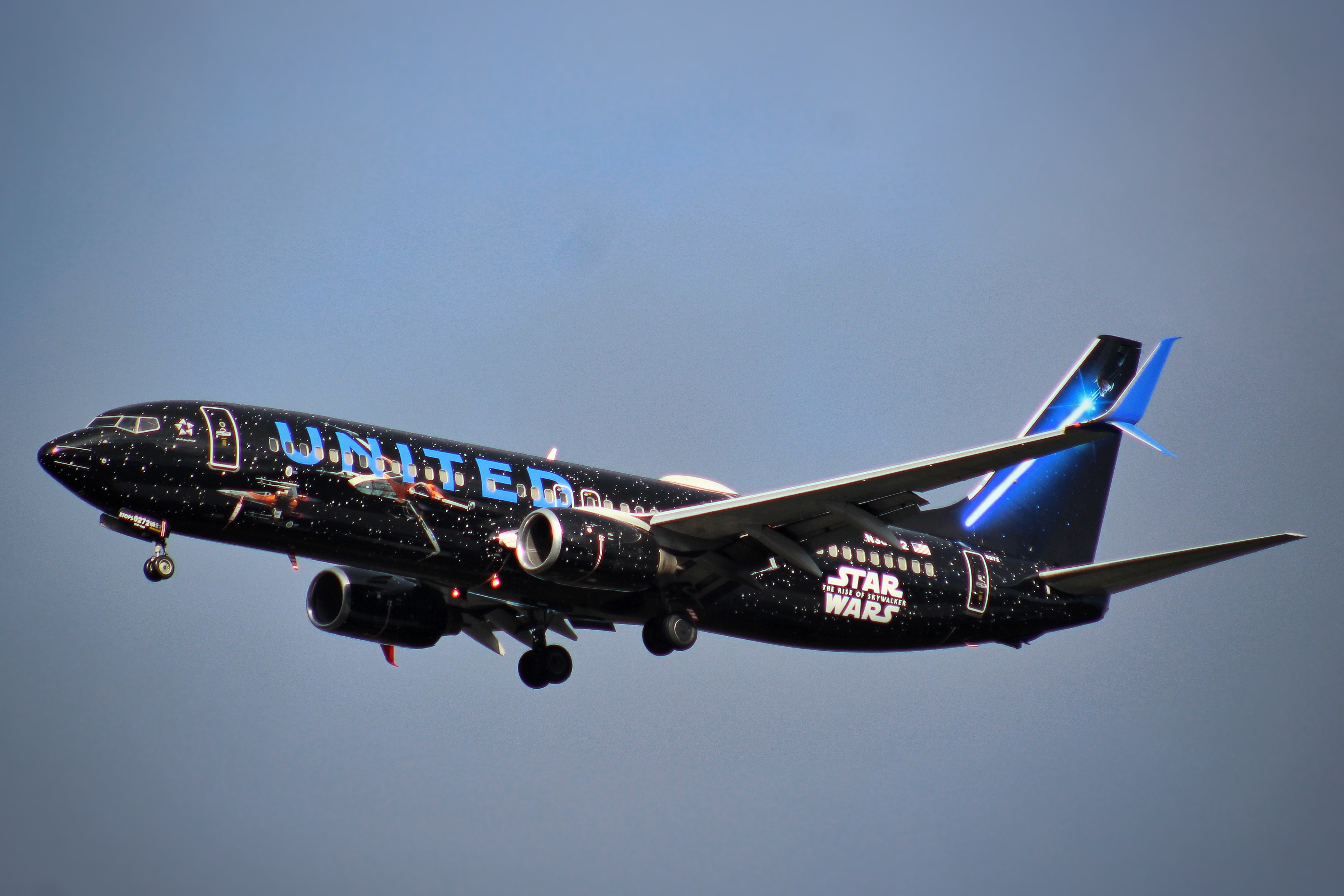 Full size: United Airlines Boeing 737-800 N36272 at Seattle-Tacoma International Airport