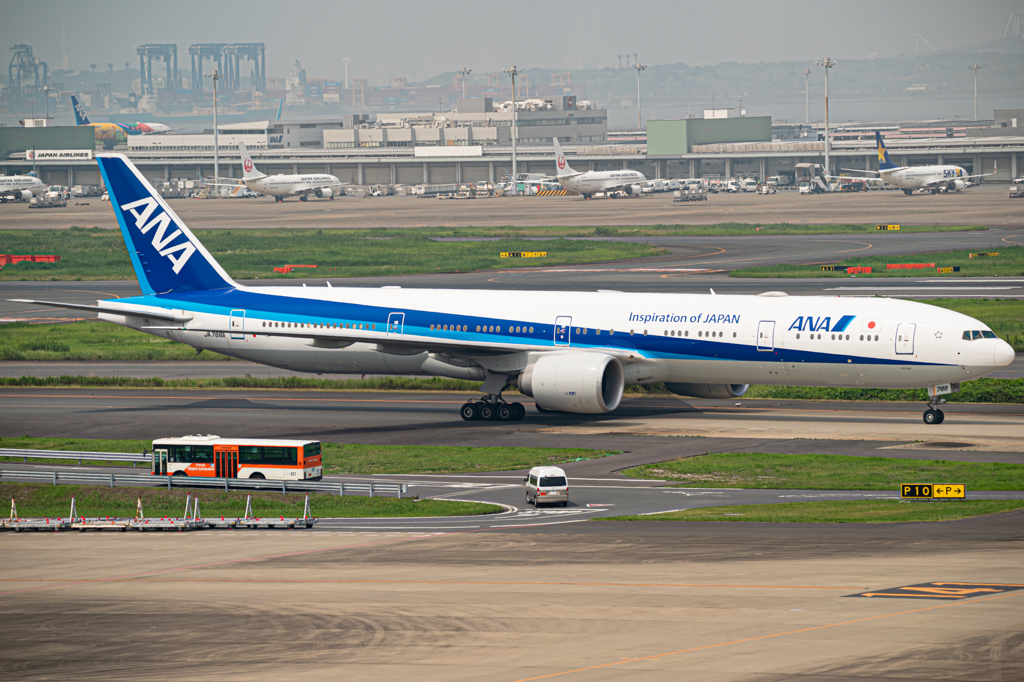 Full size: All Nippon Airways Boeing 777-300ER JA788A at Tokyo-Haneda Airport