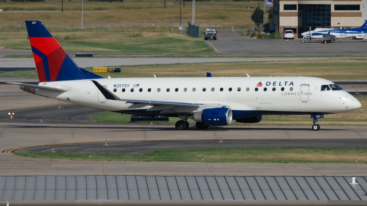 Full size: Delta Connection Embraer E175 N257SY at Will Rogers World Airport