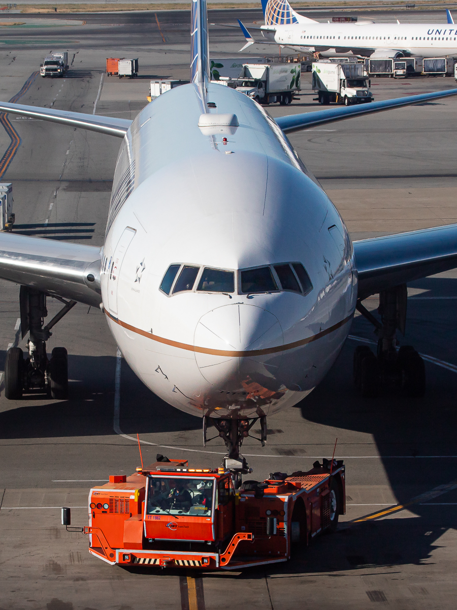 Full size: United Airlines Boeing 777-200ER N223UA at San Francisco International Airport