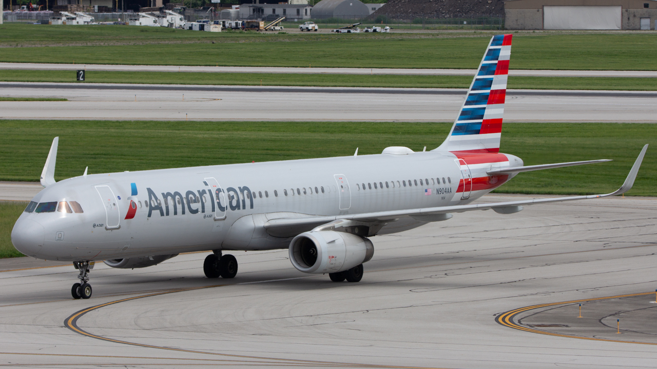 Full size: American Airlines Airbus A321-200 N904AA at John Glenn Columbus International Airport