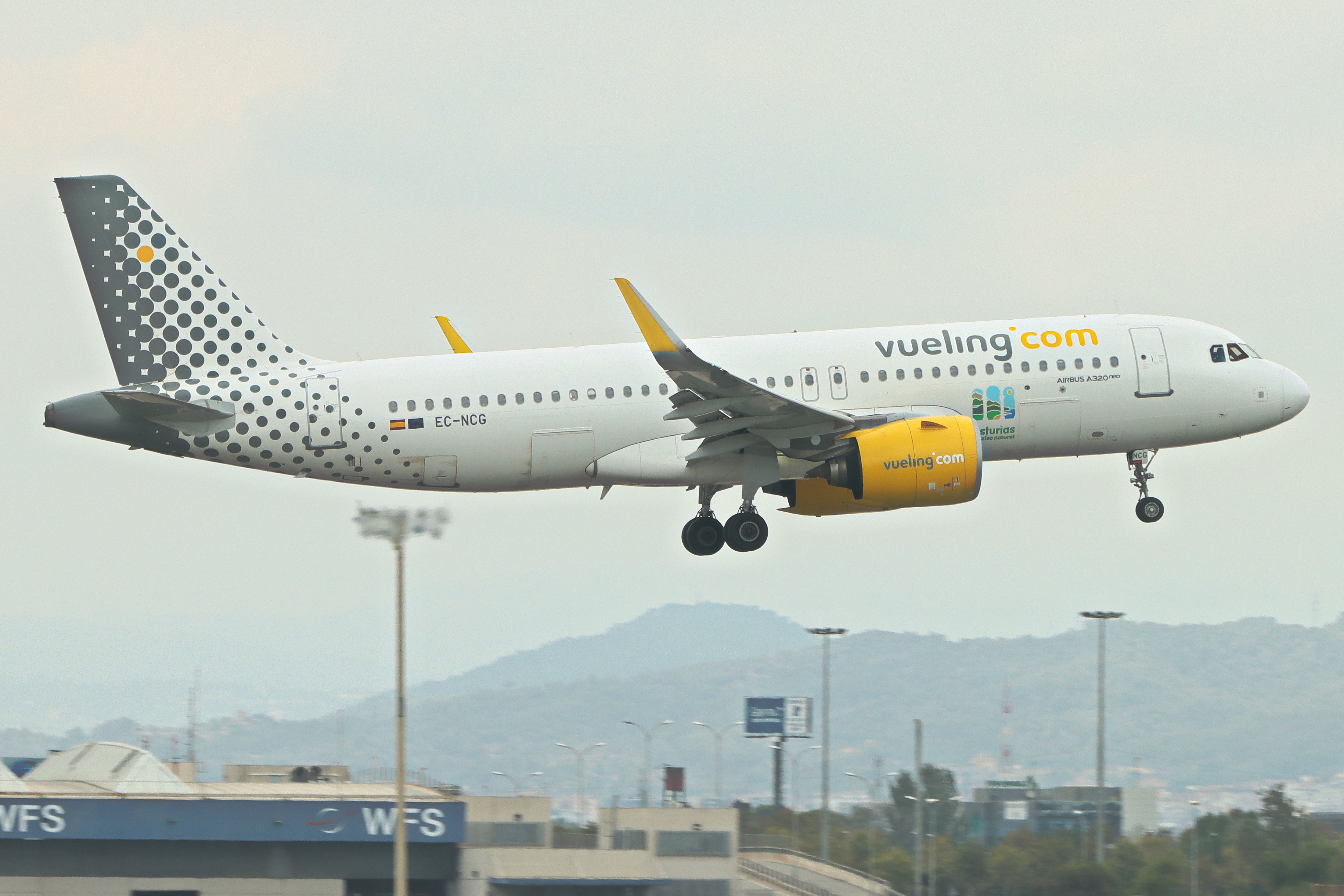 Full size: Vueling Airbus A320 EC-NCG at Barcelona El Prat Airport