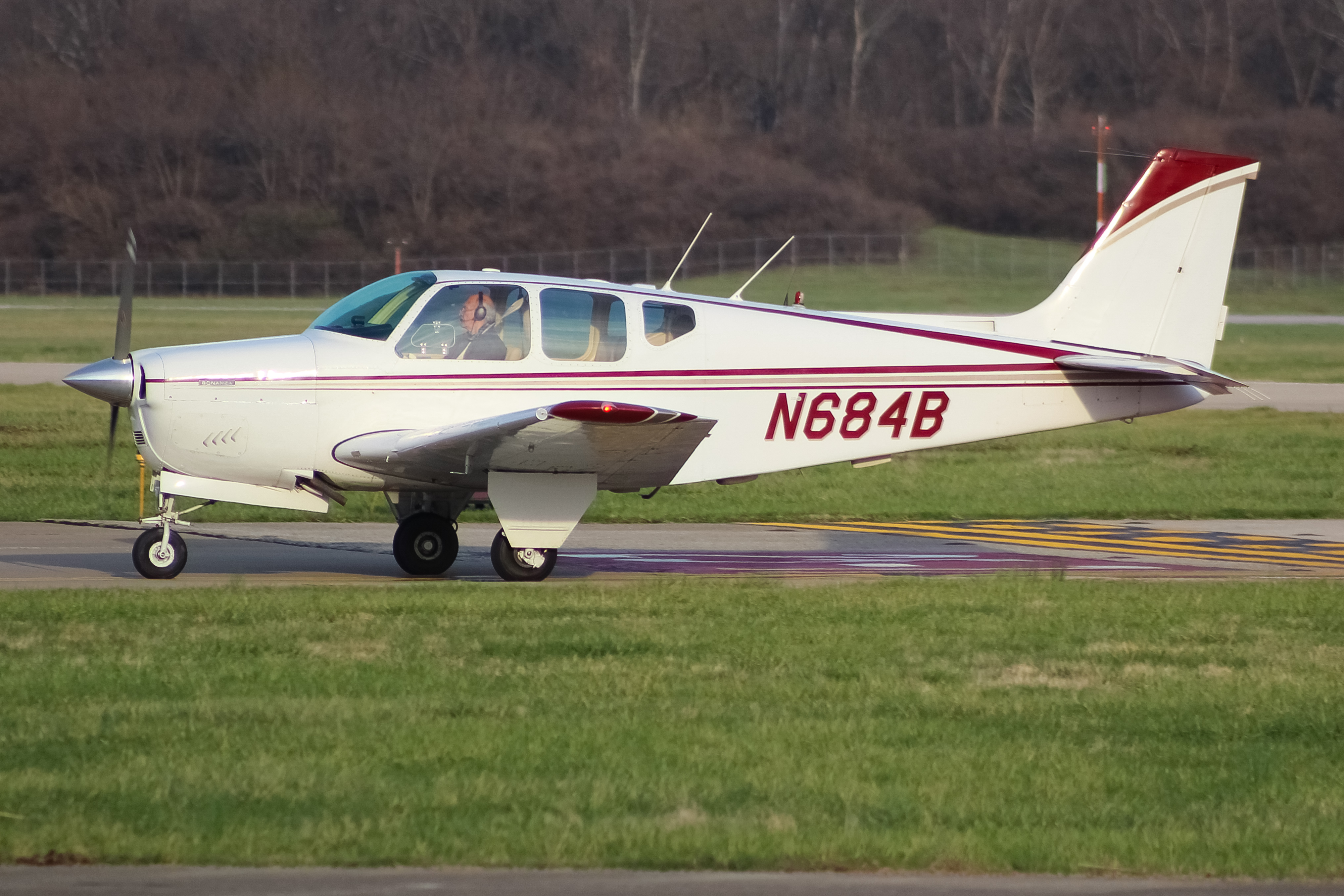 Full size: PRIVATE  Beech 35A N684B at Cincinnati Municipal Airport/Lunken Field