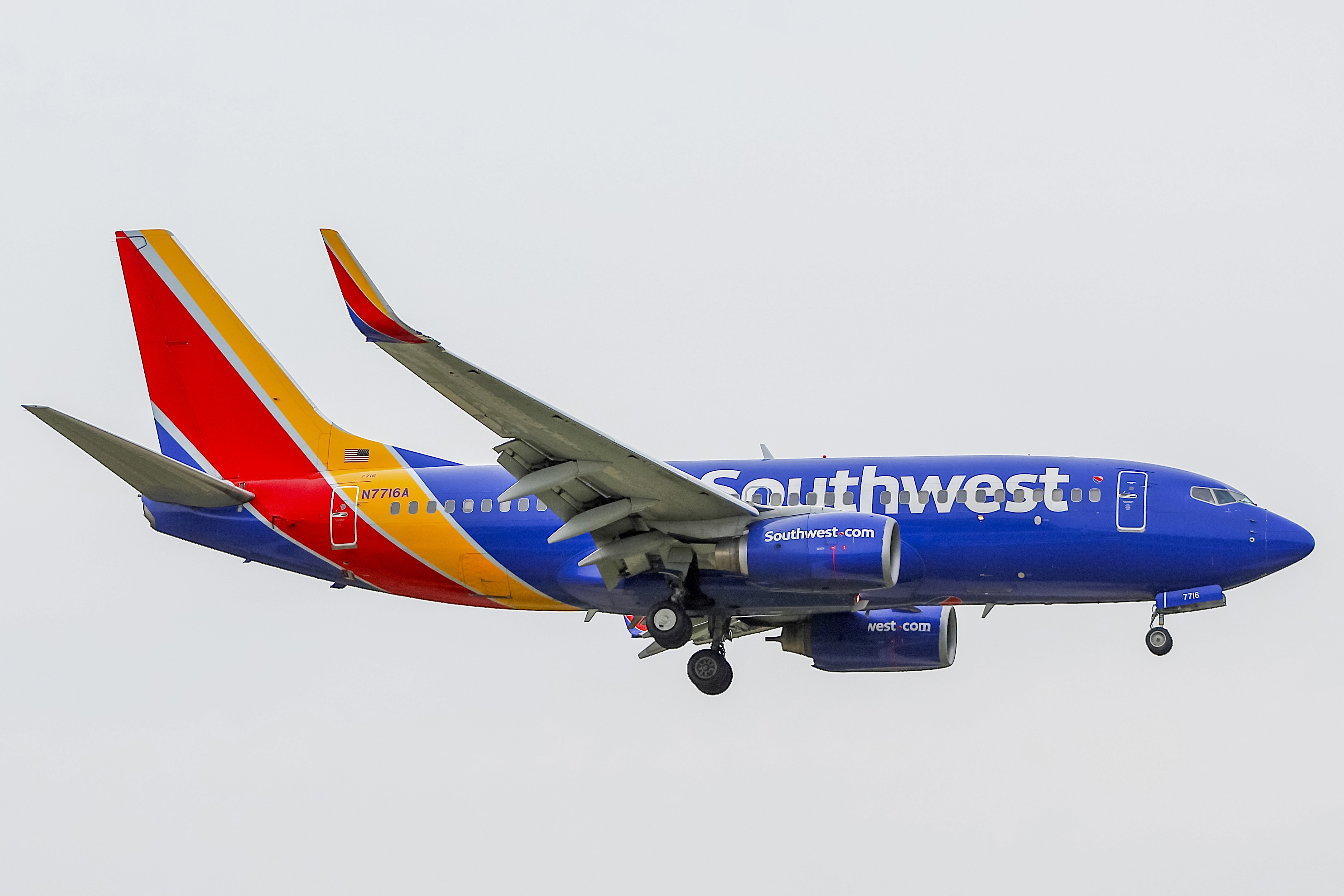 Full size: Southwest Airlines Boeing 737-700 N7716A at General Mitchell International Airport