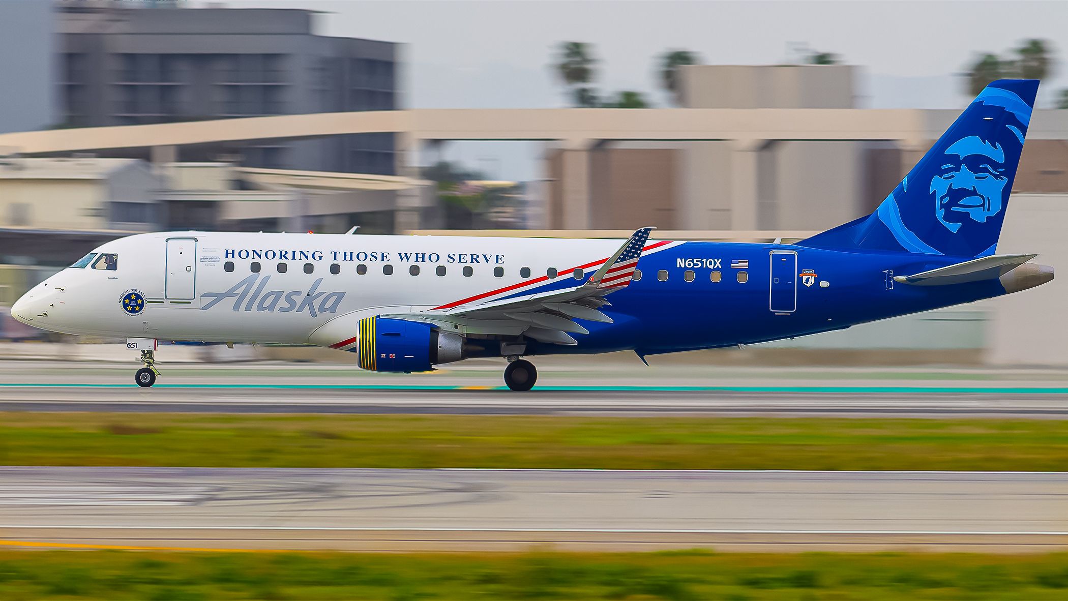 Full size: Horizon Air Embraer E175 N651QX at Los Angeles International Airport