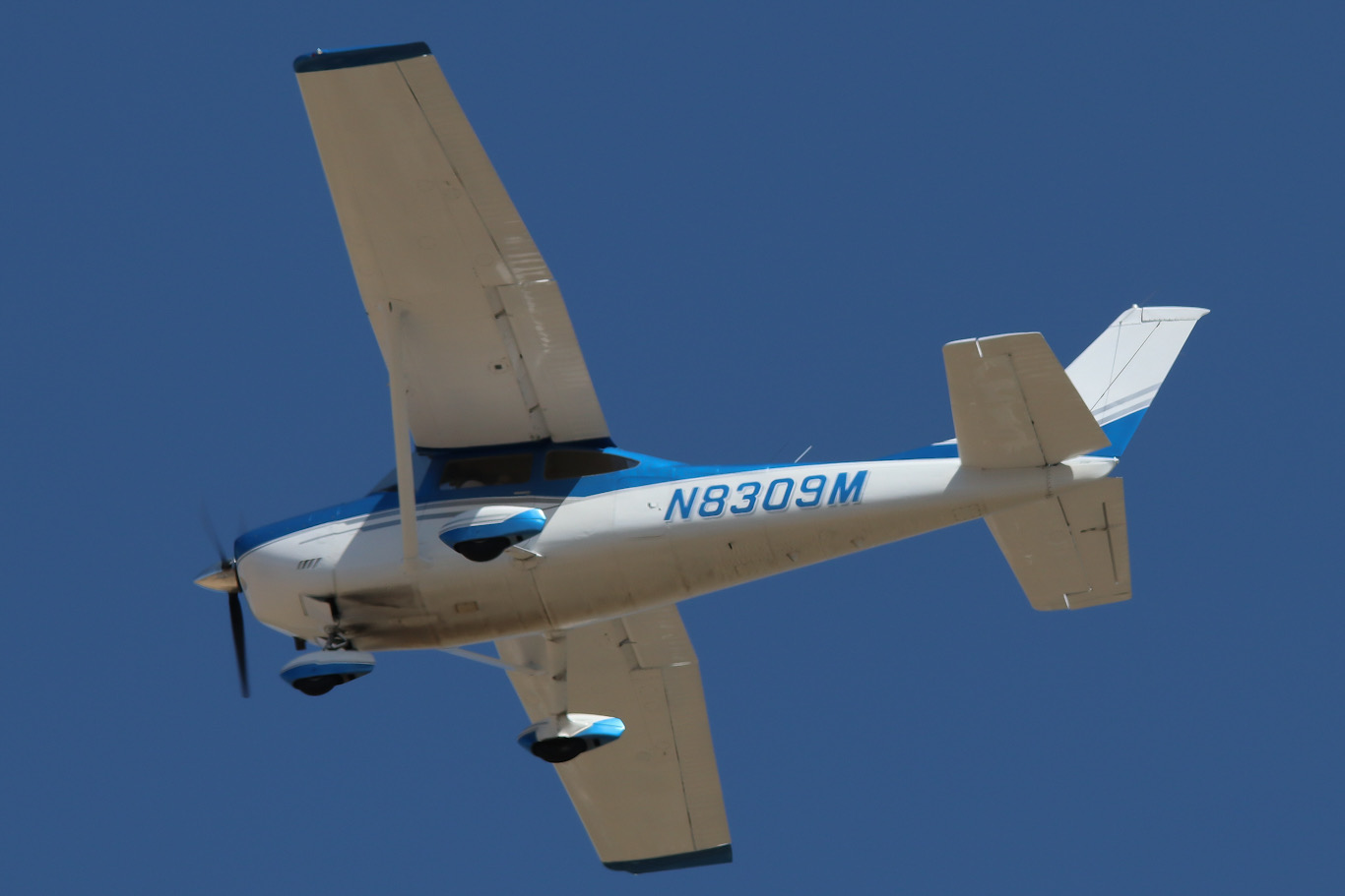 Full size: PRIVATE Cessna 182 Skylane N8309M at York Airport