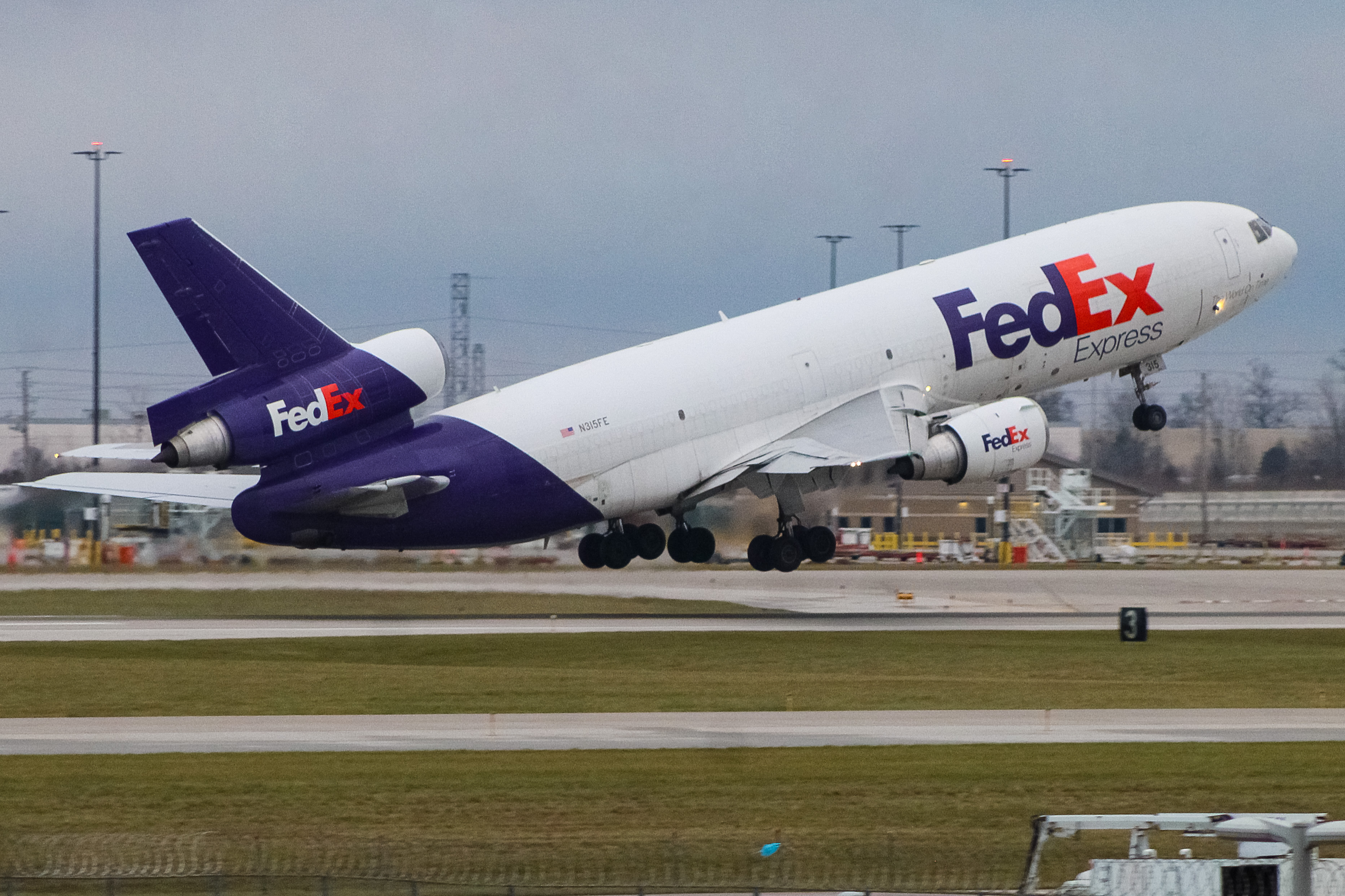 Full size: FedEx McDonnell Douglas DC-10F N315FE at Indianapolis International Airport
