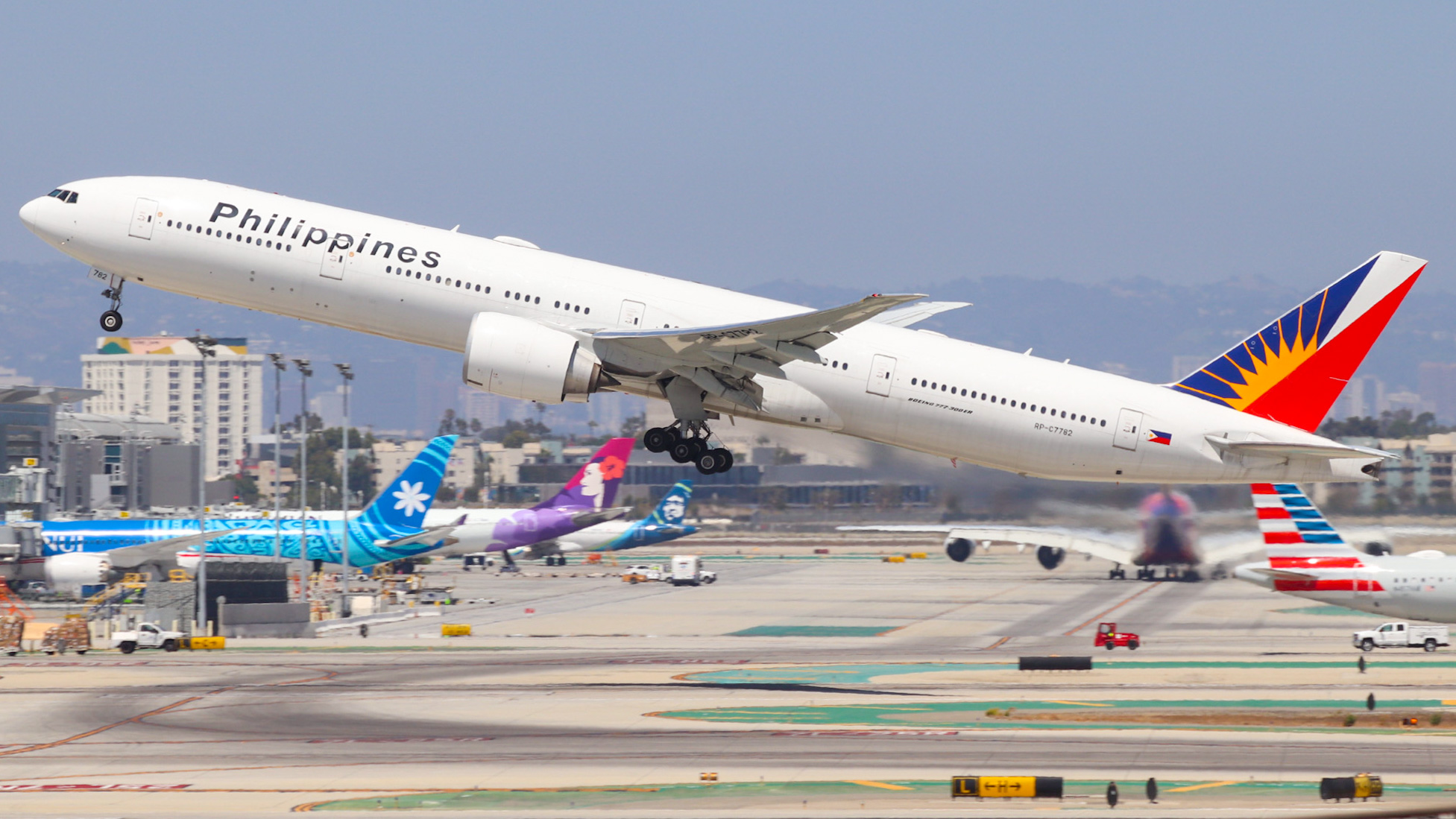 Full size: Philippine Airlines Boeing 777-300ER RP-C7782 at Los Angeles International Airport