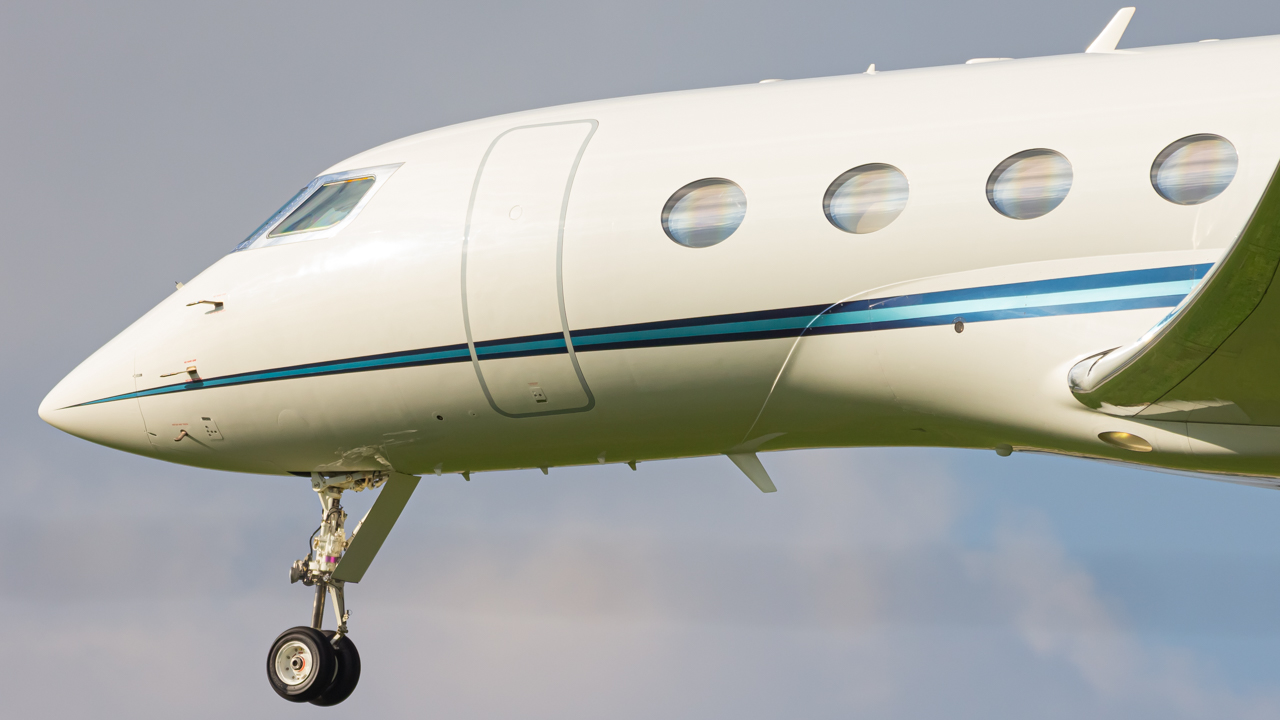 Full size: PRIVATE Gulfstream G650 N13MS at John Glenn Columbus International Airport