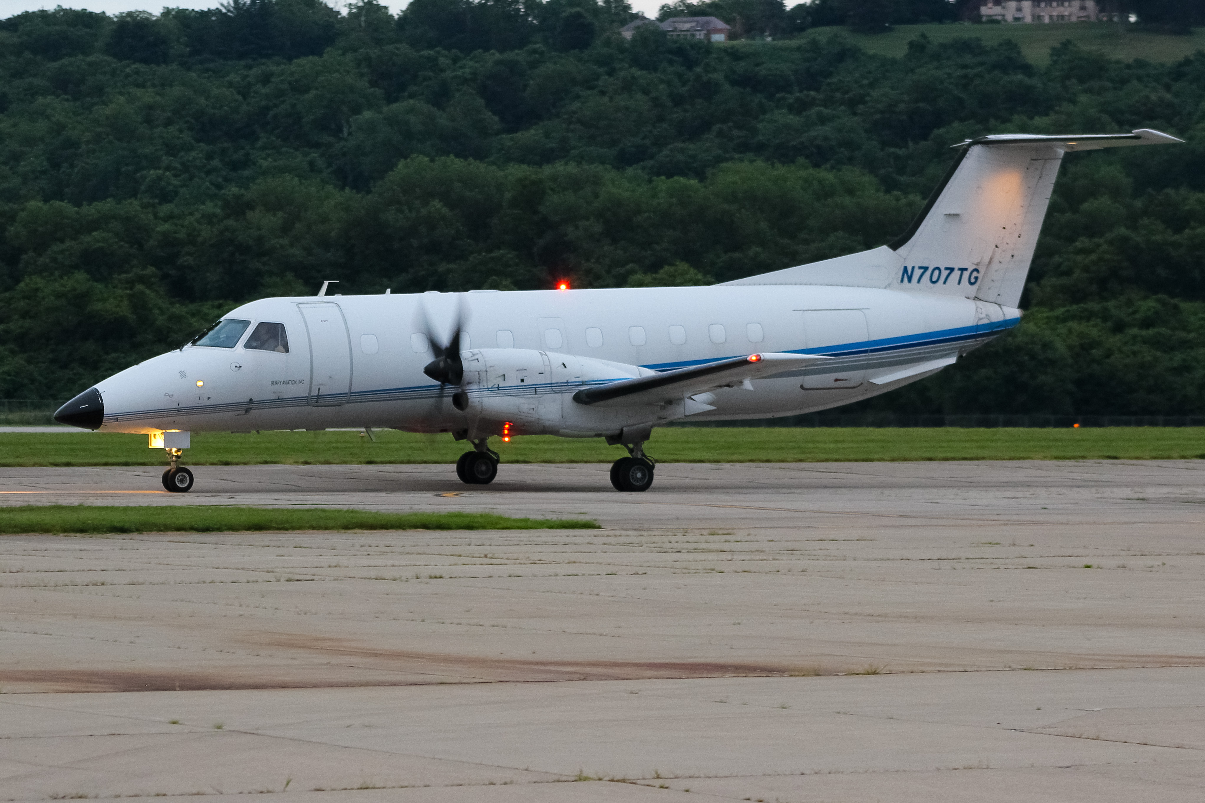 Full size: Berry Aviation Embraer EMB-120 N707TG at Cincinnati Municipal Airport/Lunken Field