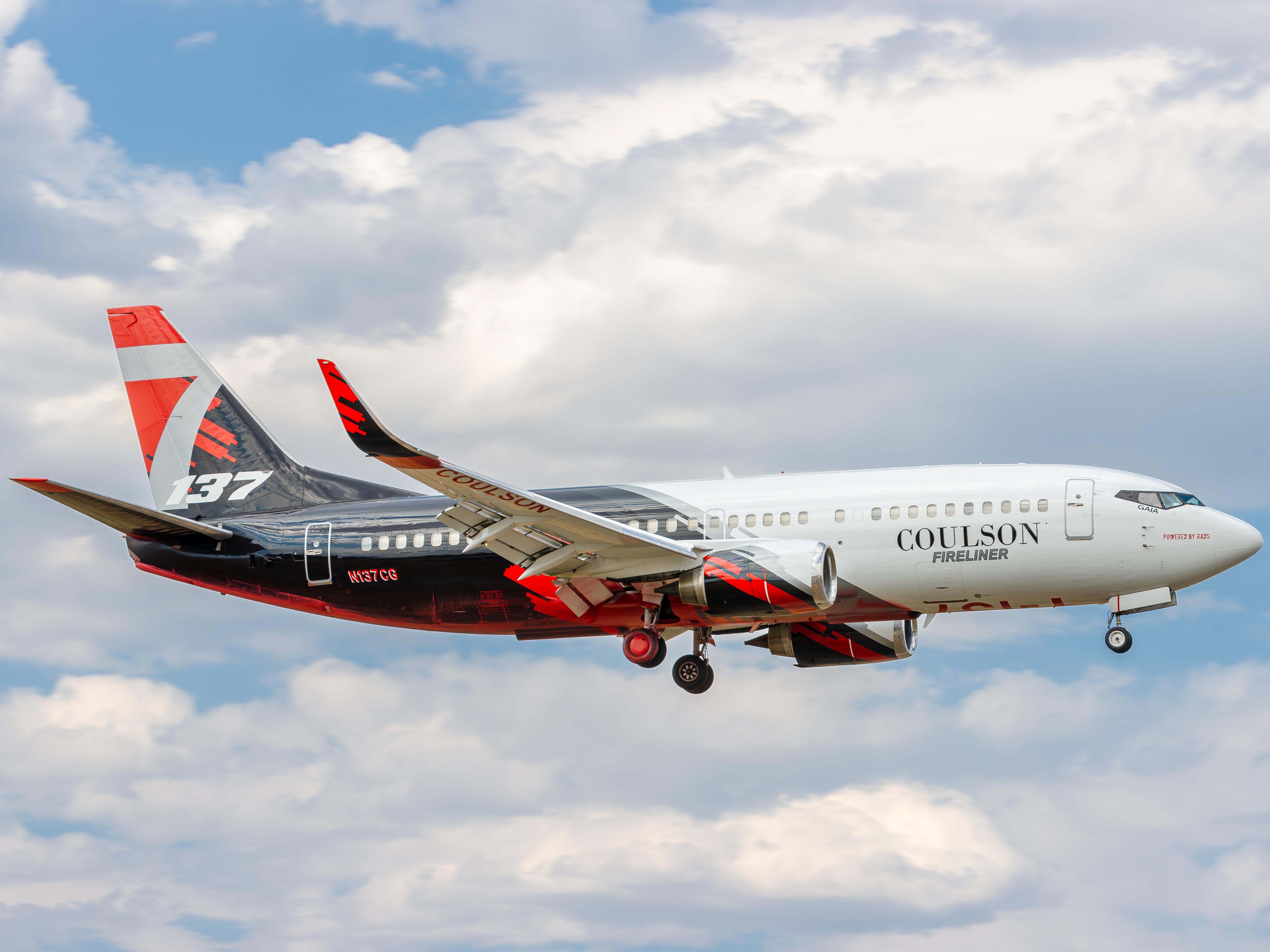 Full size: Coulson Flying Tankers Boeing 737-300 N137CG at Roberts Field Airport