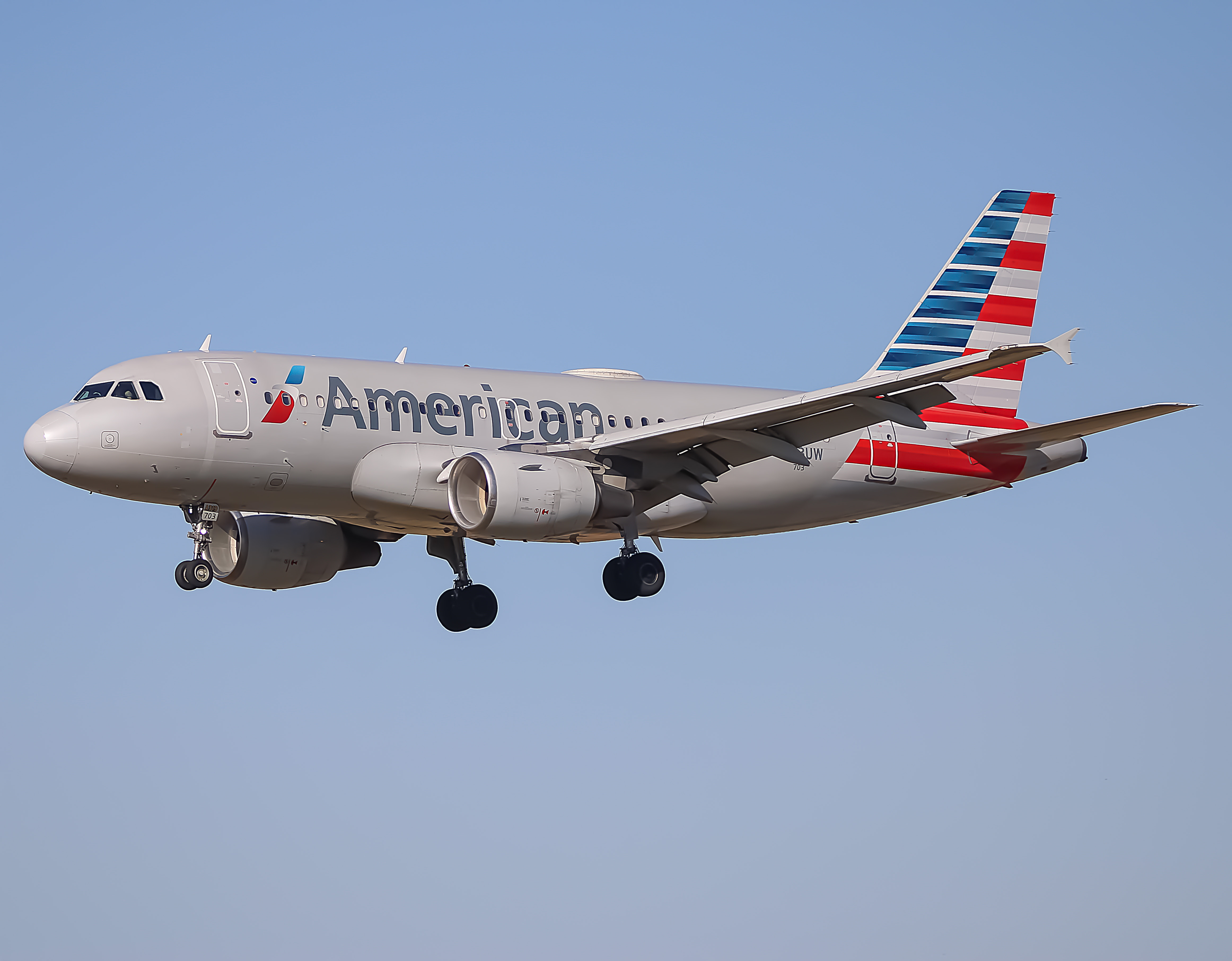 Full size: American Airlines Airbus A319 N703UW at Philadelphia International Airport