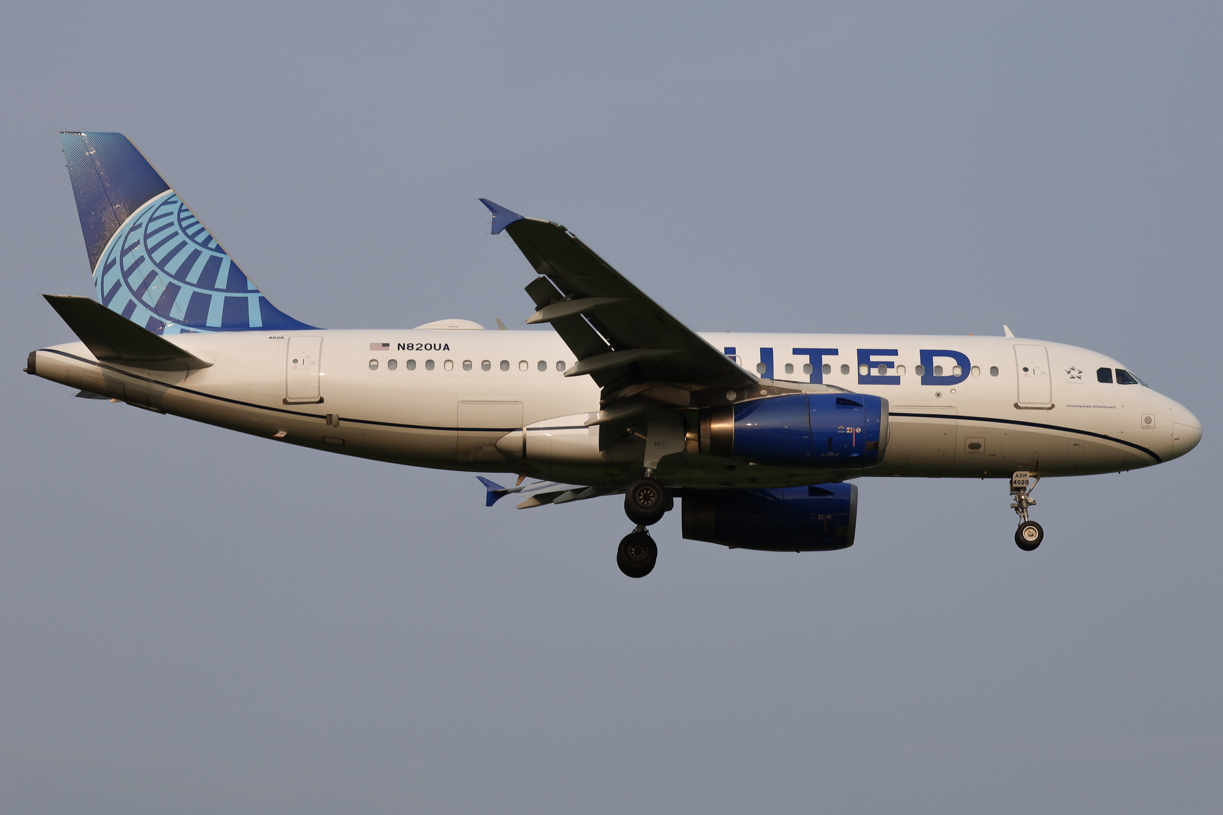 Full size: United Airlines Airbus A319 N820UA at Ronald Reagan National Airport