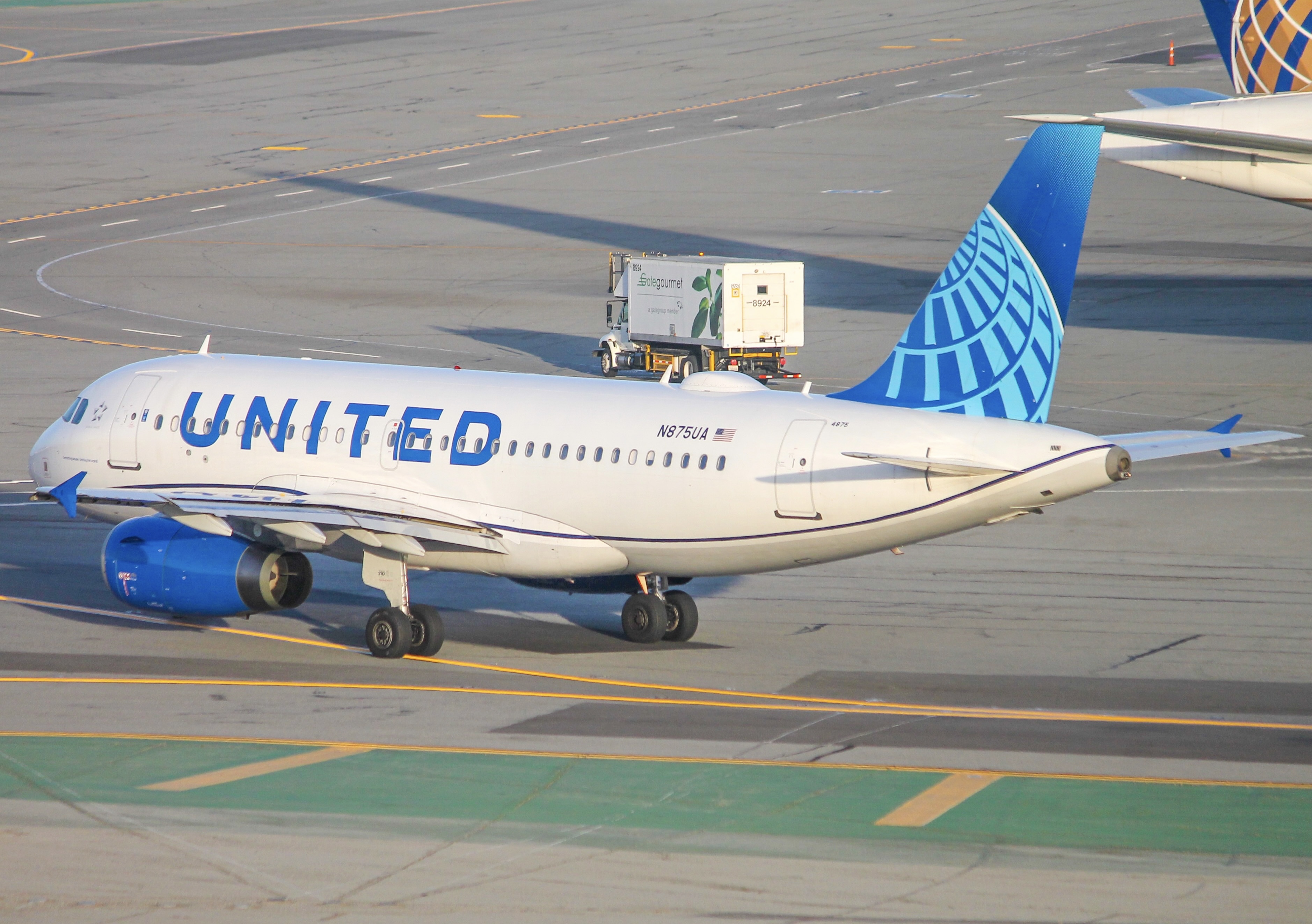 Full size: United Airlines Airbus A319 N875UA  at San Francisco International Airport