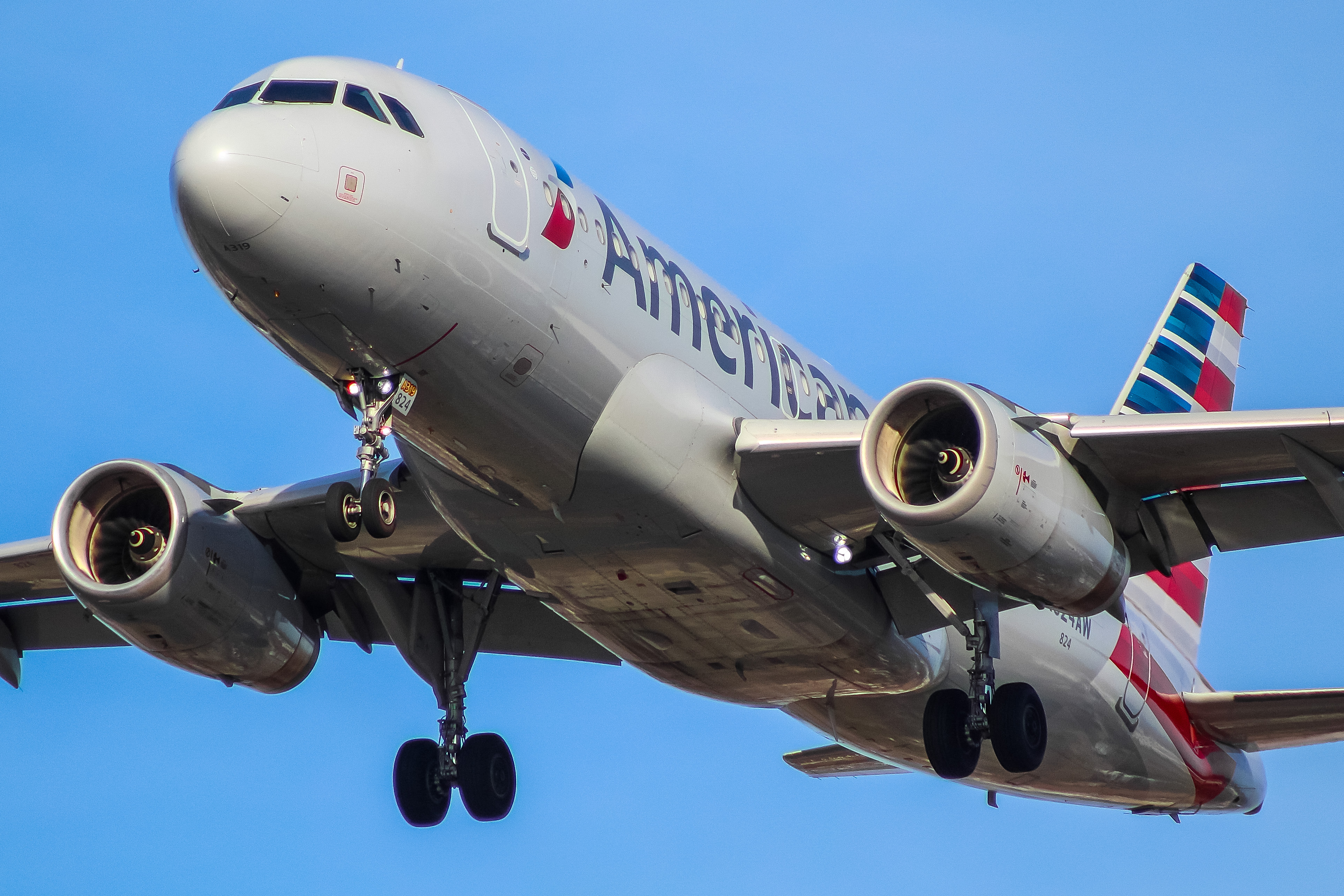 Full size: American Airlines Airbus A319 N824AW at General Mitchell International Airport