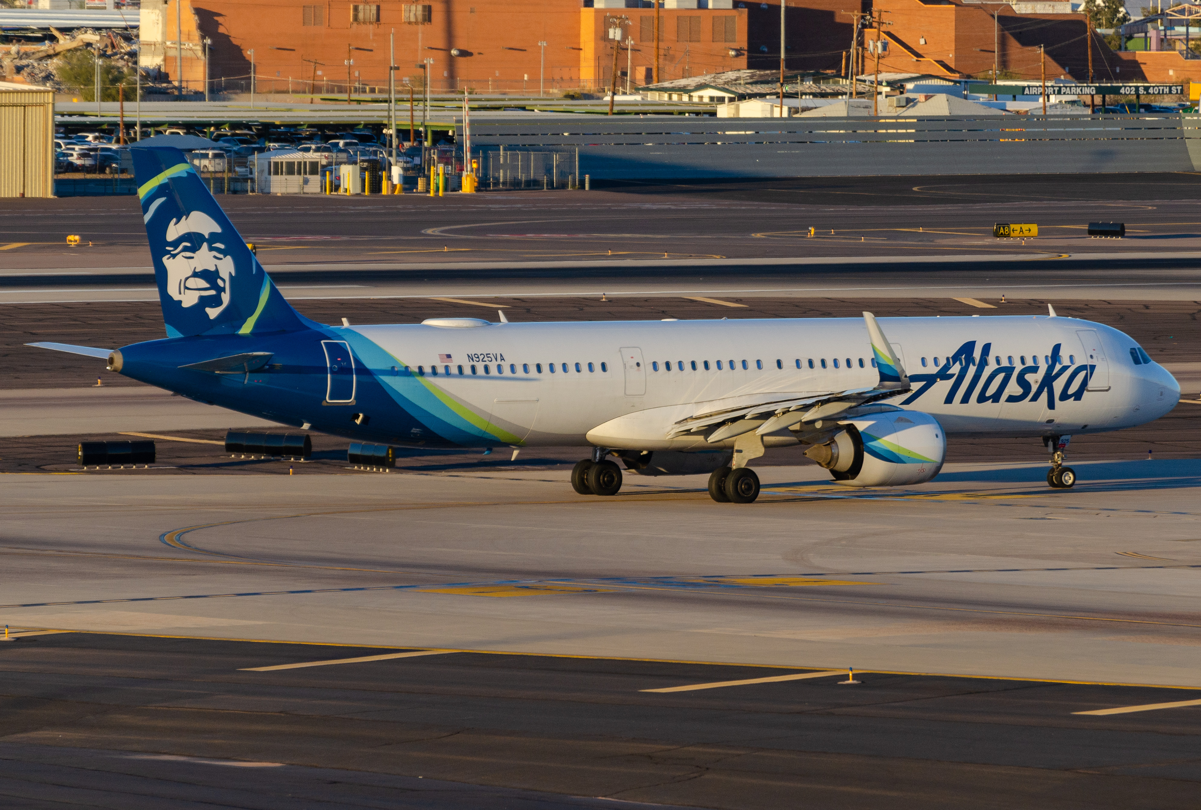 Full size: Alaska Airlines Airbus A321NEO N925VA at Phoenix Sky Harbor International Airport