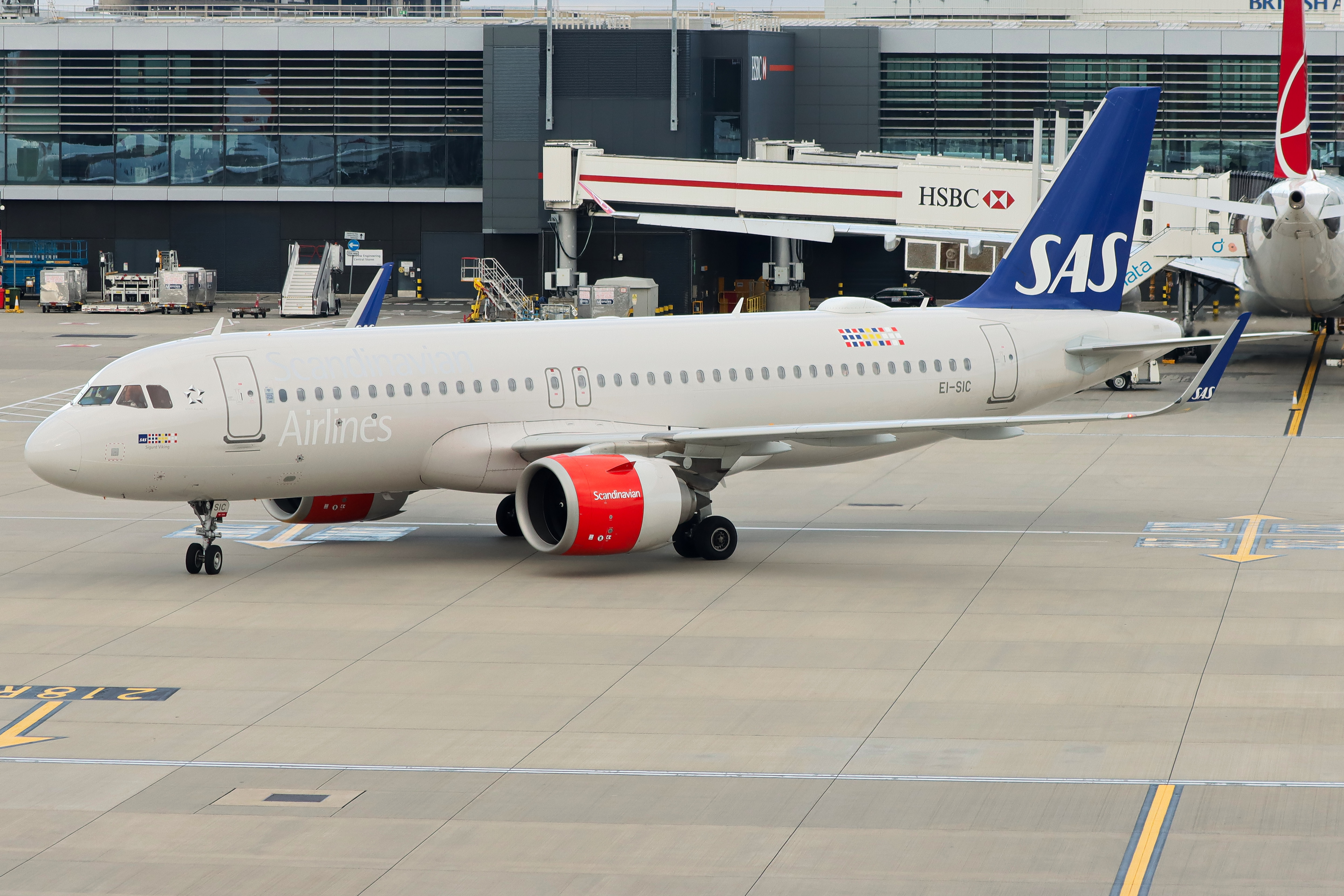 Full size: Scandinavian Airlines Airbus A320NEO EI-SIC at London Heathrow International Airport