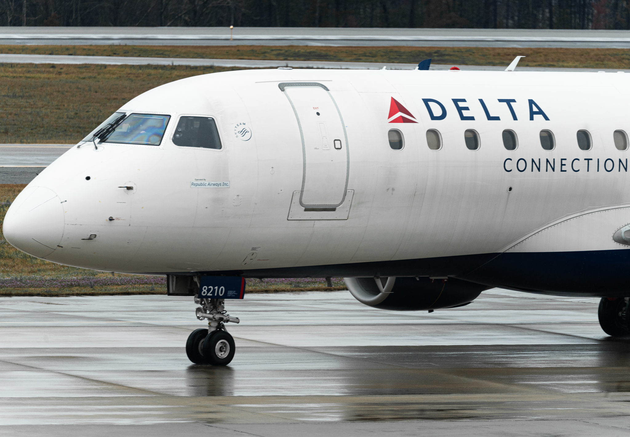 Full size: Delta Connection Embraer E175 N210JQ at Greenville Spartanburg International Airport
