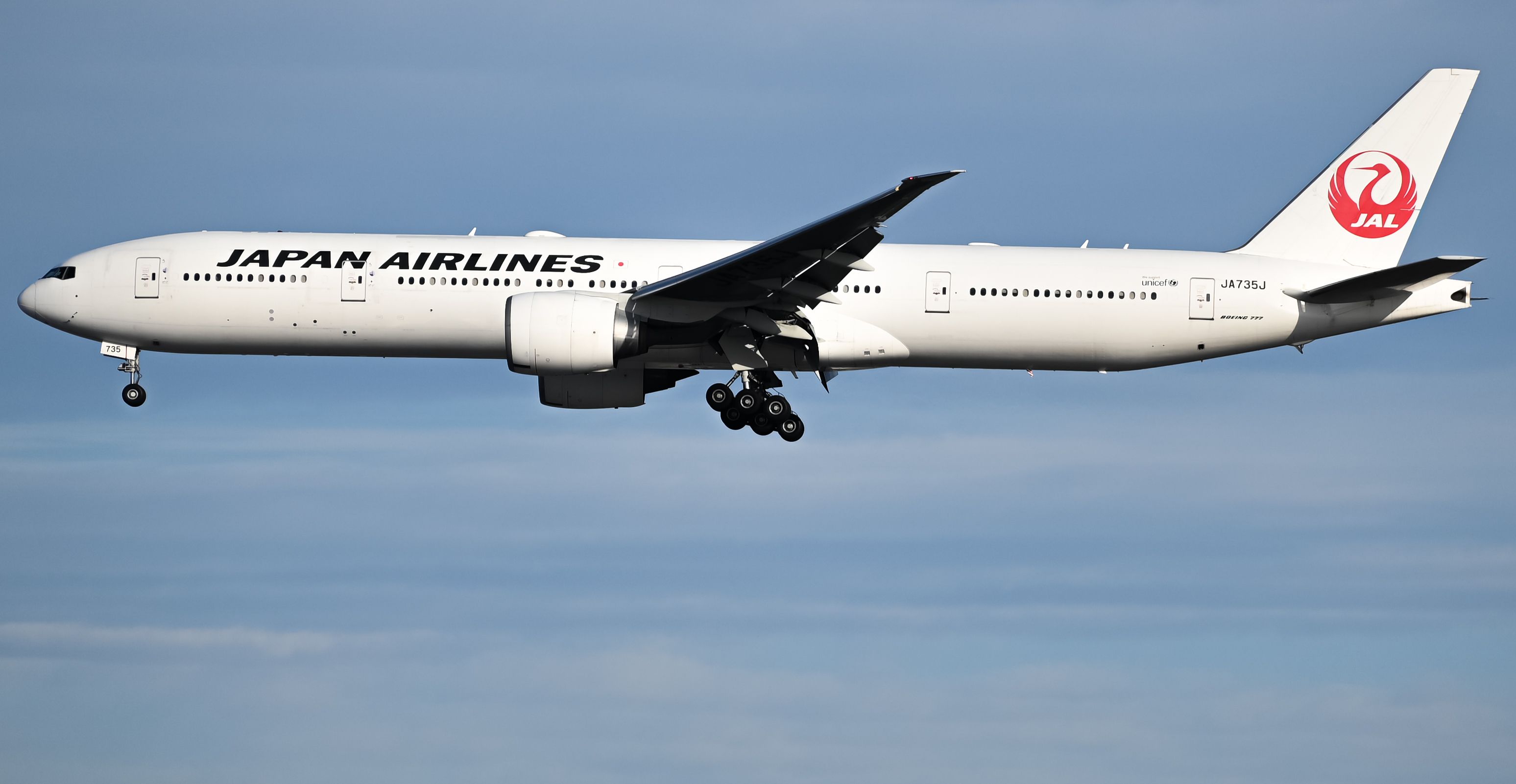 Full size: Japan Airlines Boeing 777-300ER JA735J at Los Angeles International Airport
