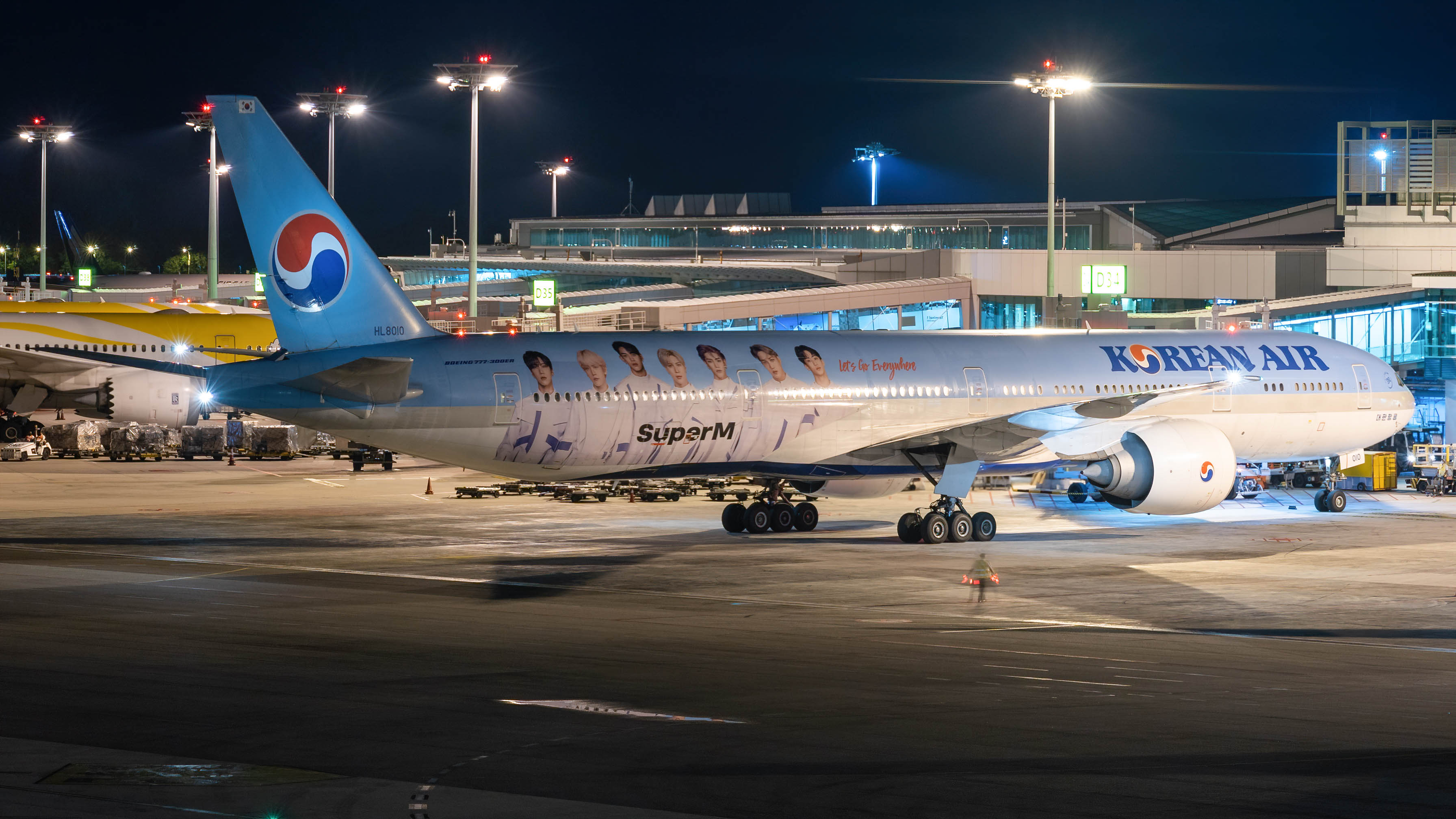 Full size: Korean Air Boeing 777-300ER HL8010 at Singapore-Changi Airport