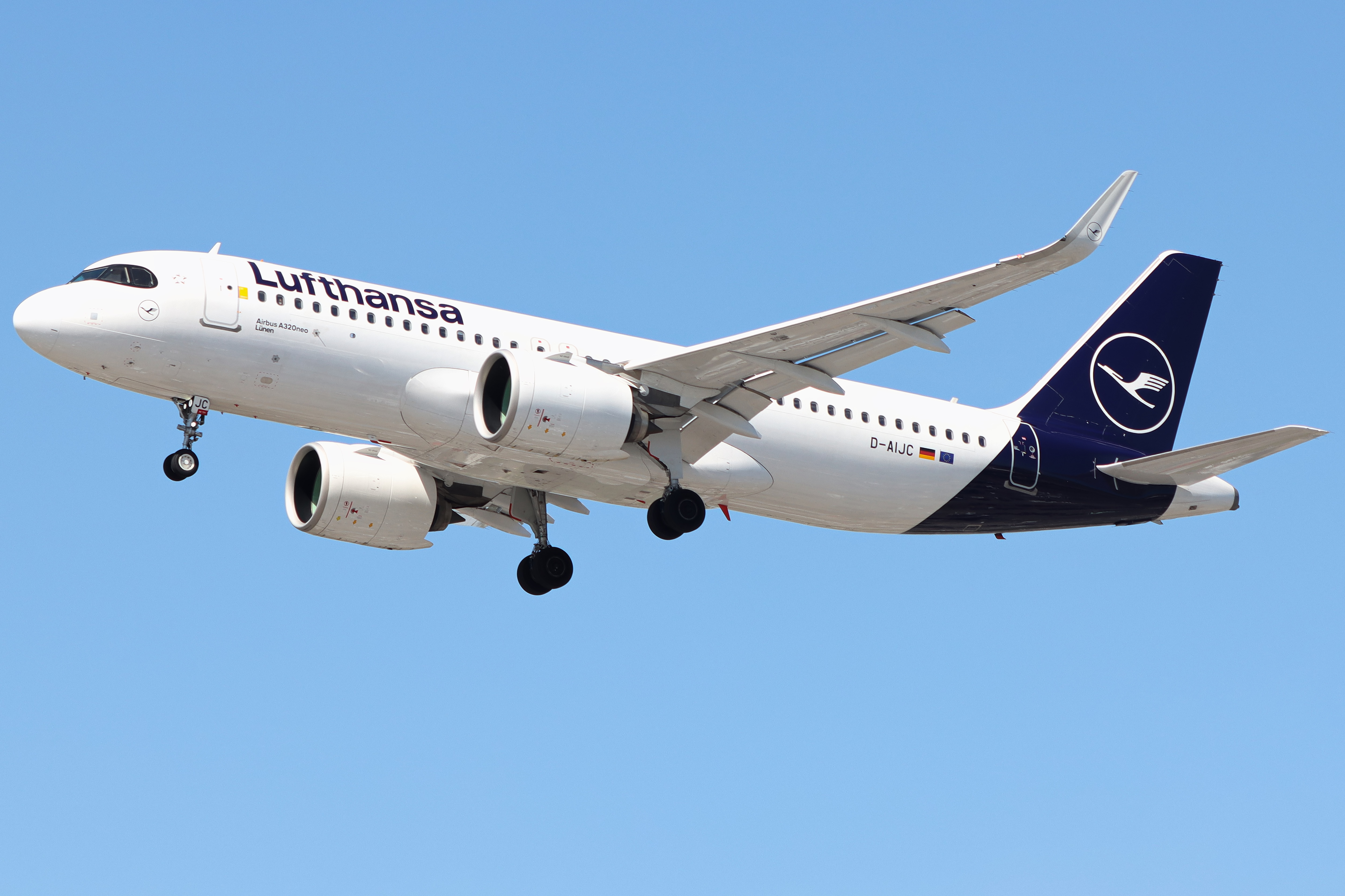 Full size: Lufthansa Airbus A320NEO D-AIJC at London Heathrow International Airport