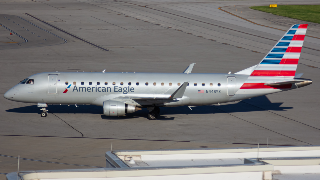 Full size: American Eagle Embraer E175 N443YX at John Glenn Columbus International Airport