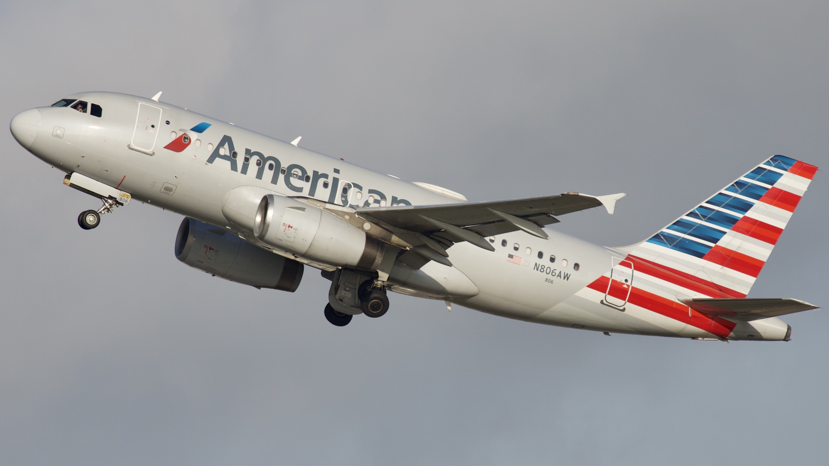 Full size: American Airlines Airbus A319 N806AW at Houston-George Bush Intercontinental Airport