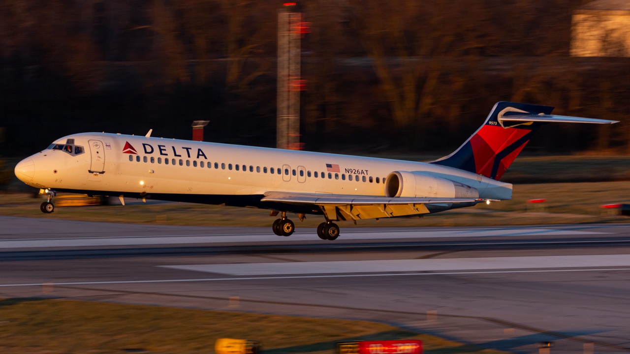 Full size: Delta Airlines Boeing 717-200 N926AT at John Glenn Columbus International Airport