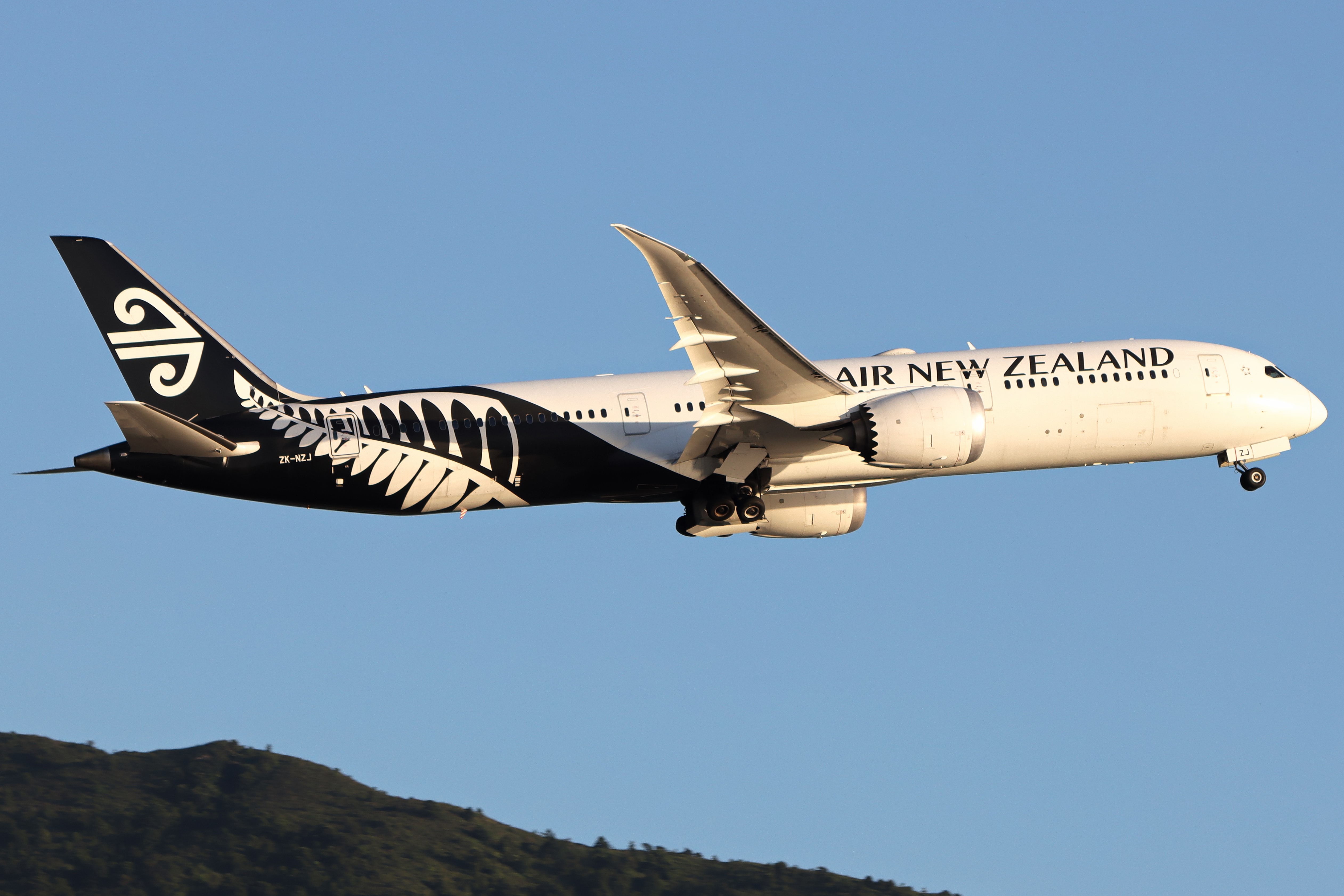 Full size: Air New Zealand Boeing 787-9 ZK-NZJ at Hong Kong International Airport