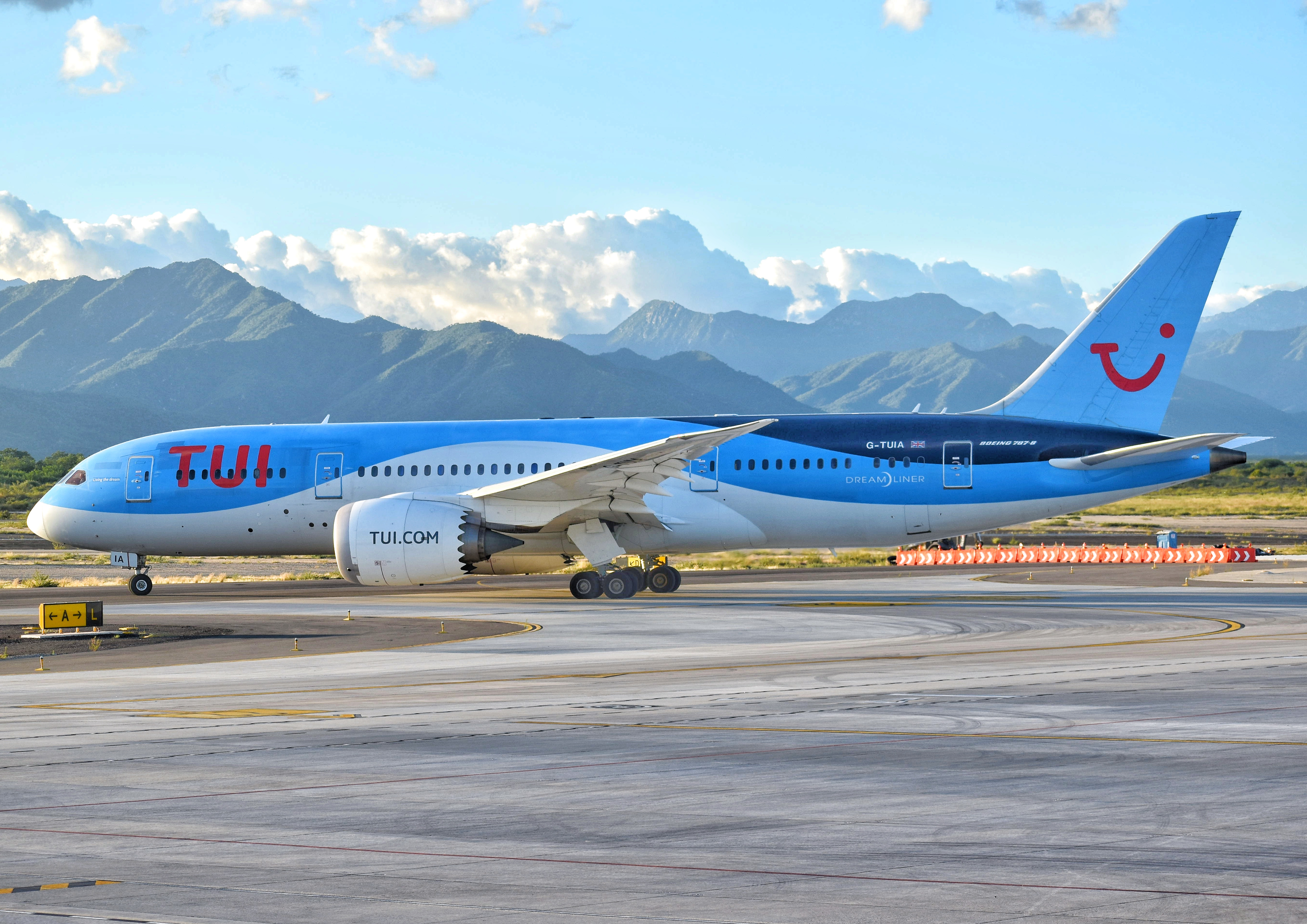 Full size: TUI UK  Boeing 787-8 G-TUIA at San Jose del Cabo Los Cabos International Airport