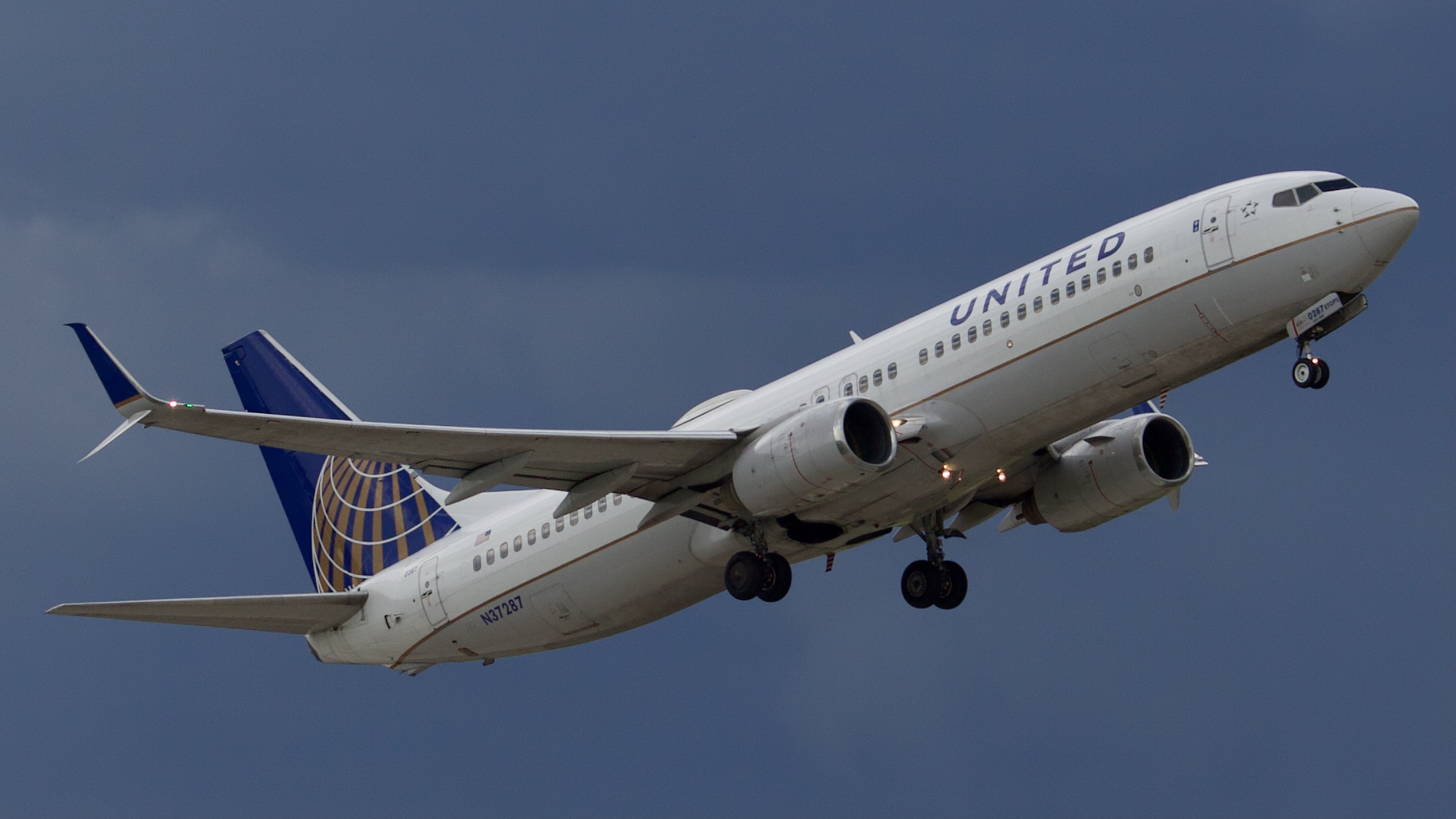 Full size: United Airlines Boeing 737-800 N37287 at Houston-George Bush Intercontinental Airport