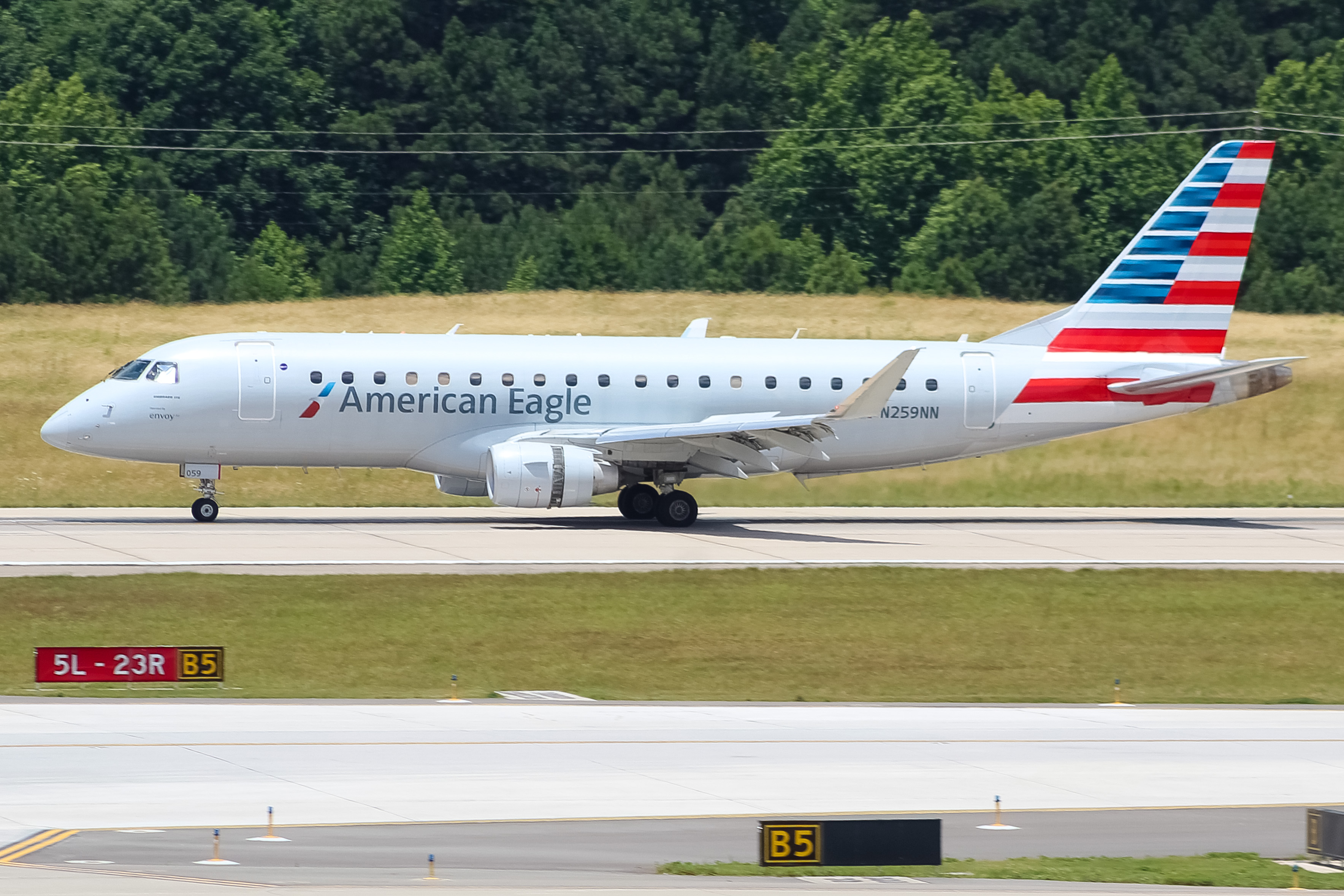 Full size: American Eagle Embraer E175 N259NN at Raleigh-Durham International Airport