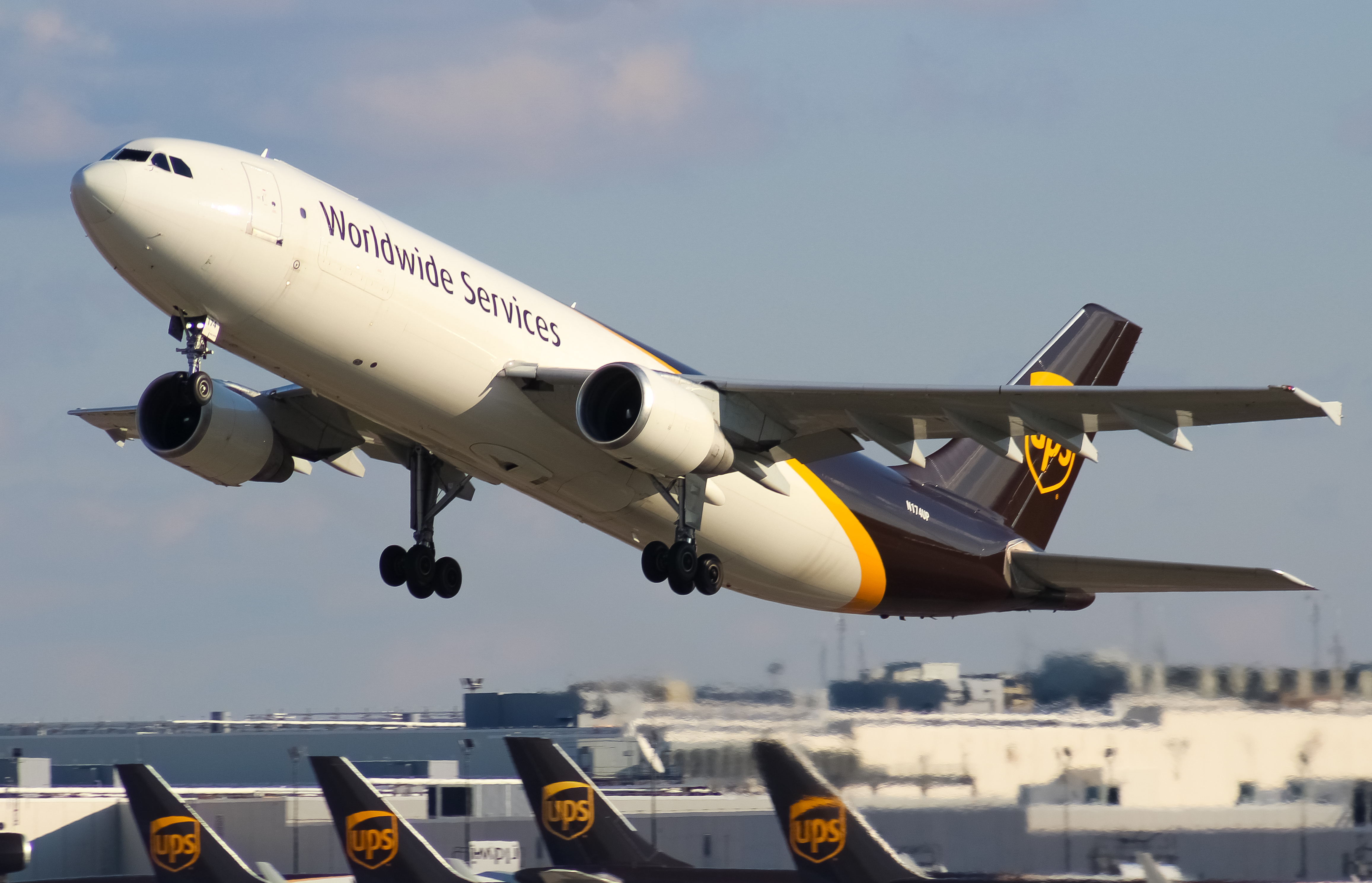 Full size: United Parcel Service Airbus A300F-600 N174UP at Louisville Muhammad Ali International Airport