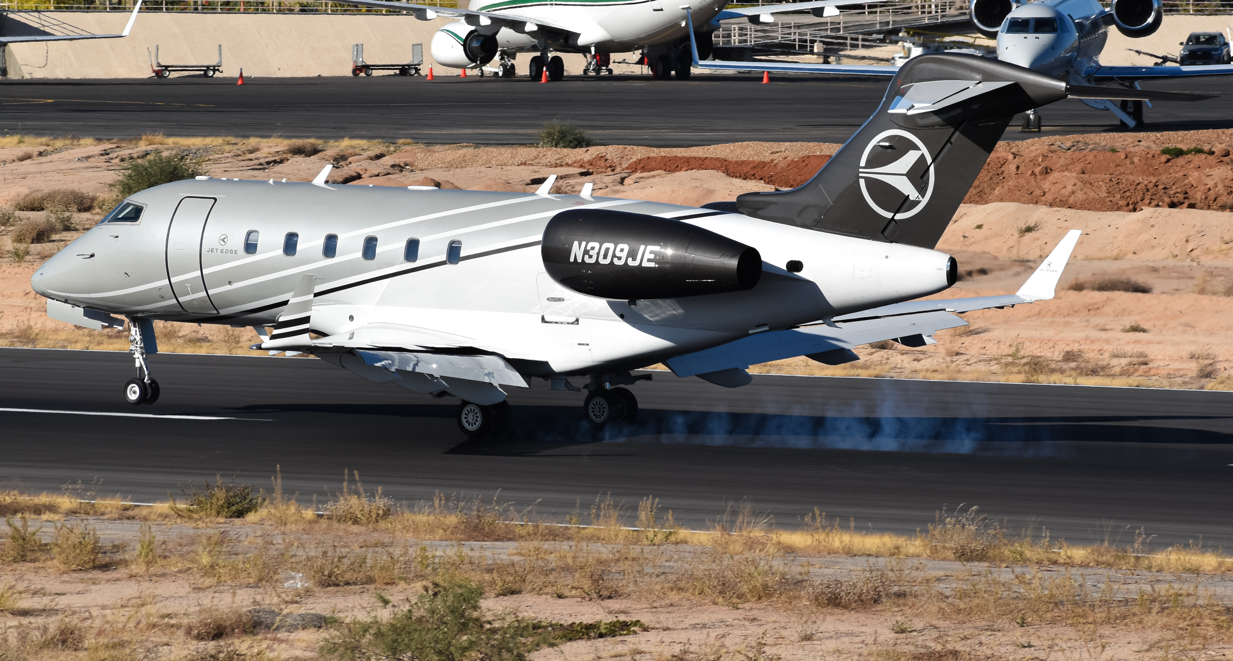 Full size: Jet Edge Bombardier Challenger 350 N309JE at Aeropuerto de Cabo San Lucas Internacional