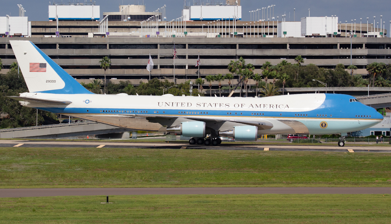 Full size: USAF - United States Air Force Boeing VC-25A 92-9000 at Tampa International Airport