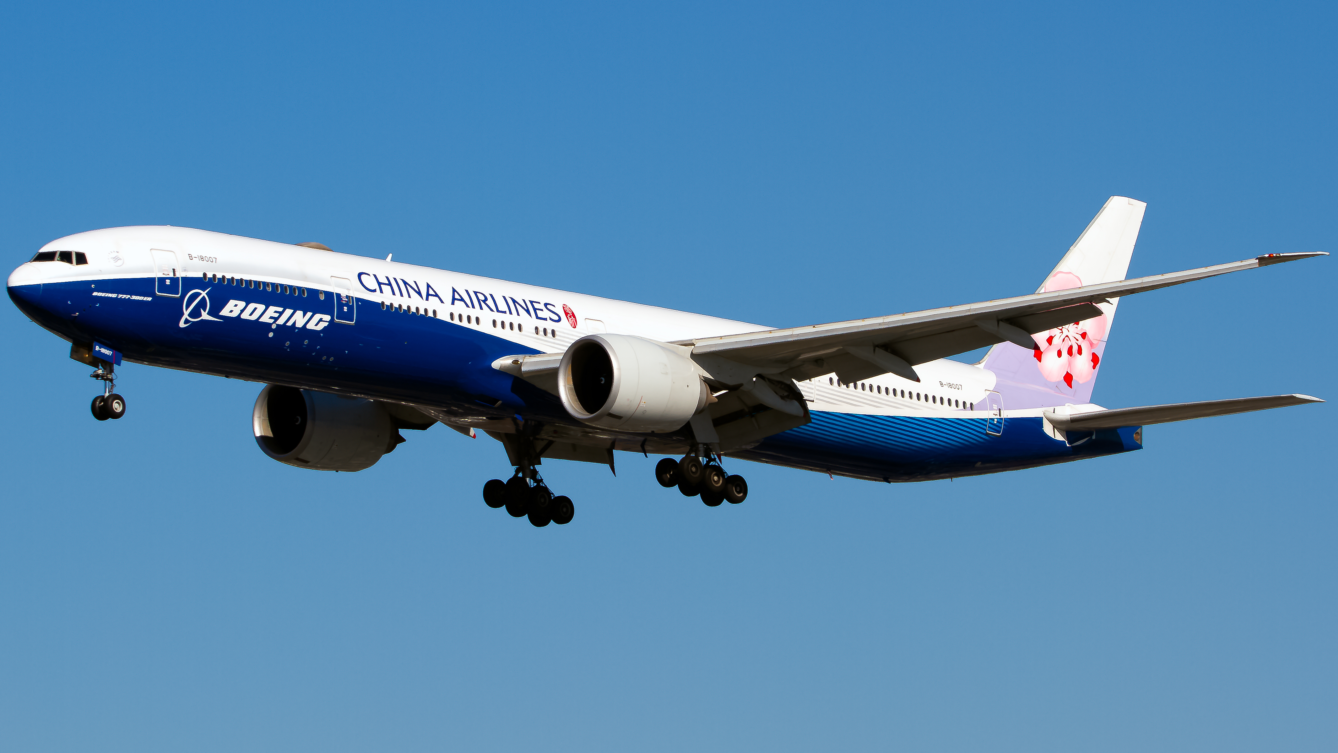 Full size: China Airlines Boeing 777-300ER B-18007 at Los Angeles International Airport