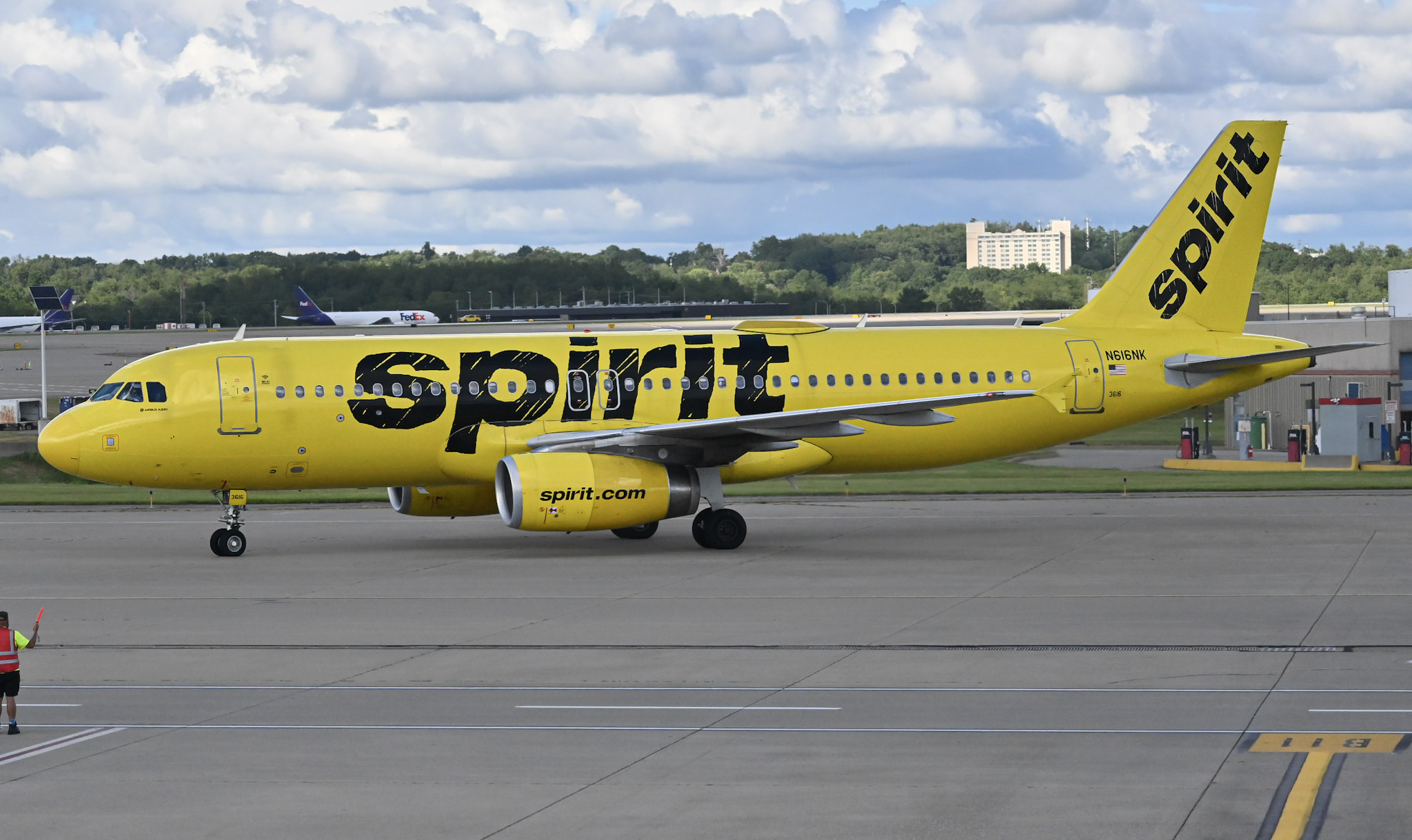 Full size: Spirit Airlines Airbus A320 N616NK at Pittsburgh International Airport
