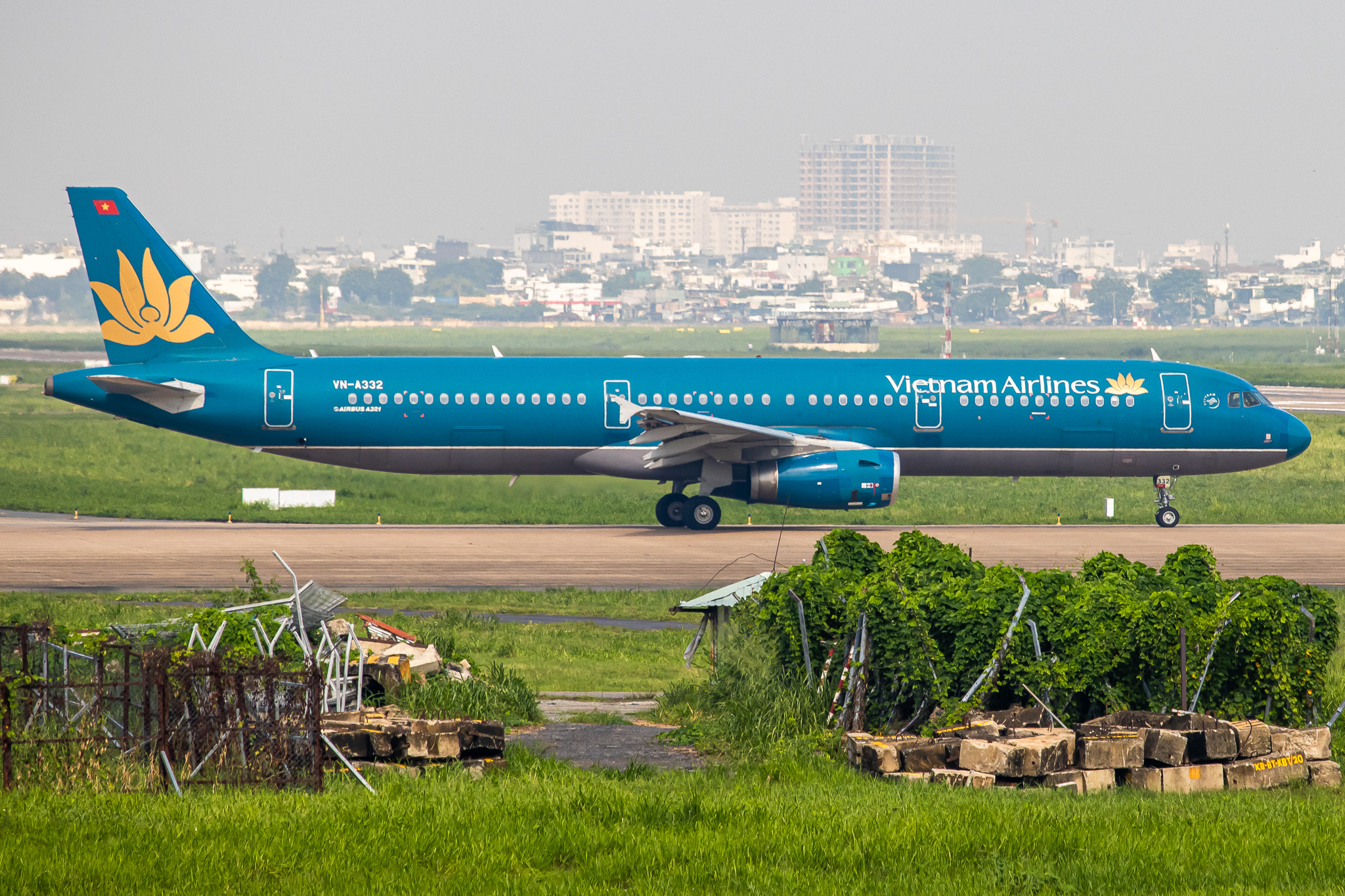 Full size: Vietnam Airlines Airbus A321-200 VN-A332 at Tan Son Nhat International Airport