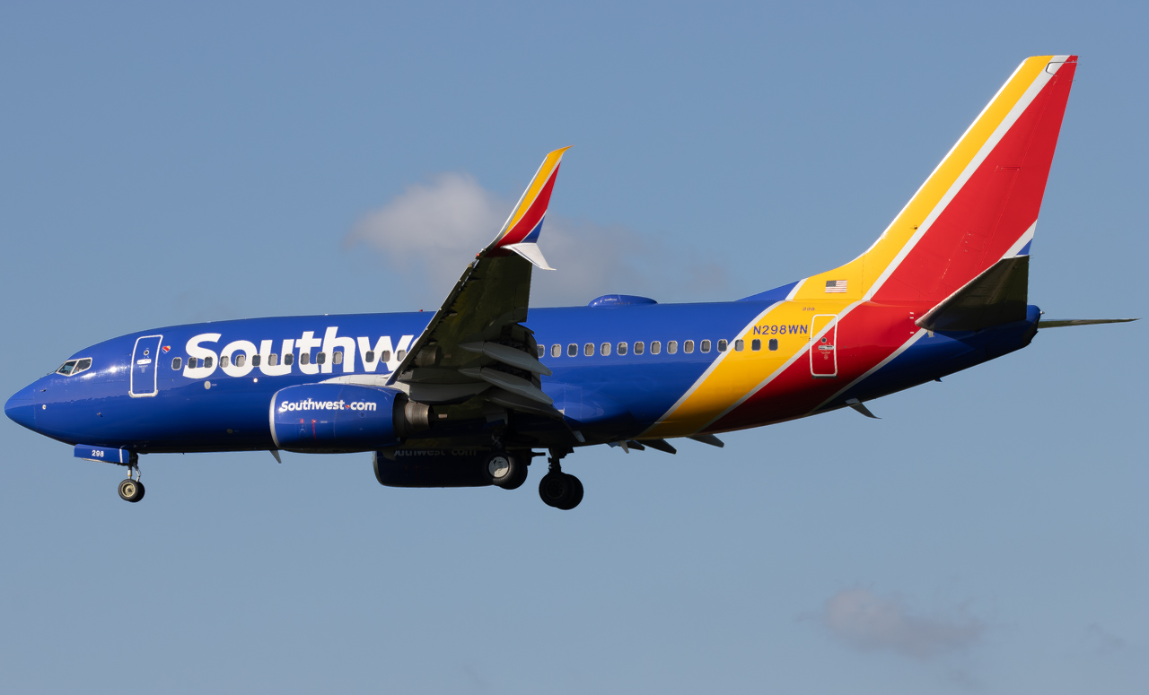 Full size: Southwest Airlines Boeing 737-700 N298WN at Pittsburgh International Airport