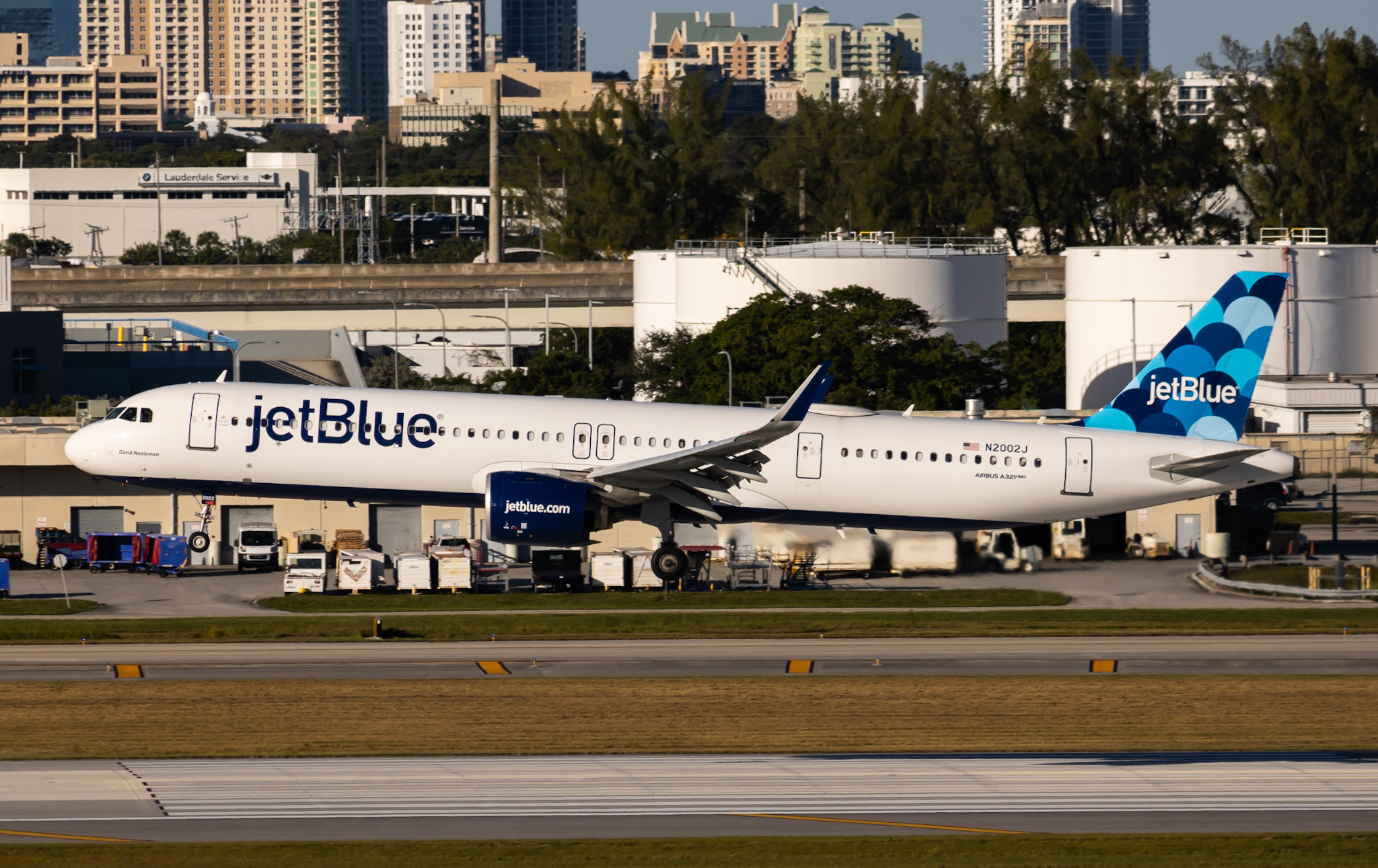 Full size: JetBlue Airways Airbus A321NEO N2002J at Fort Lauderdale/Hollywood International Airport