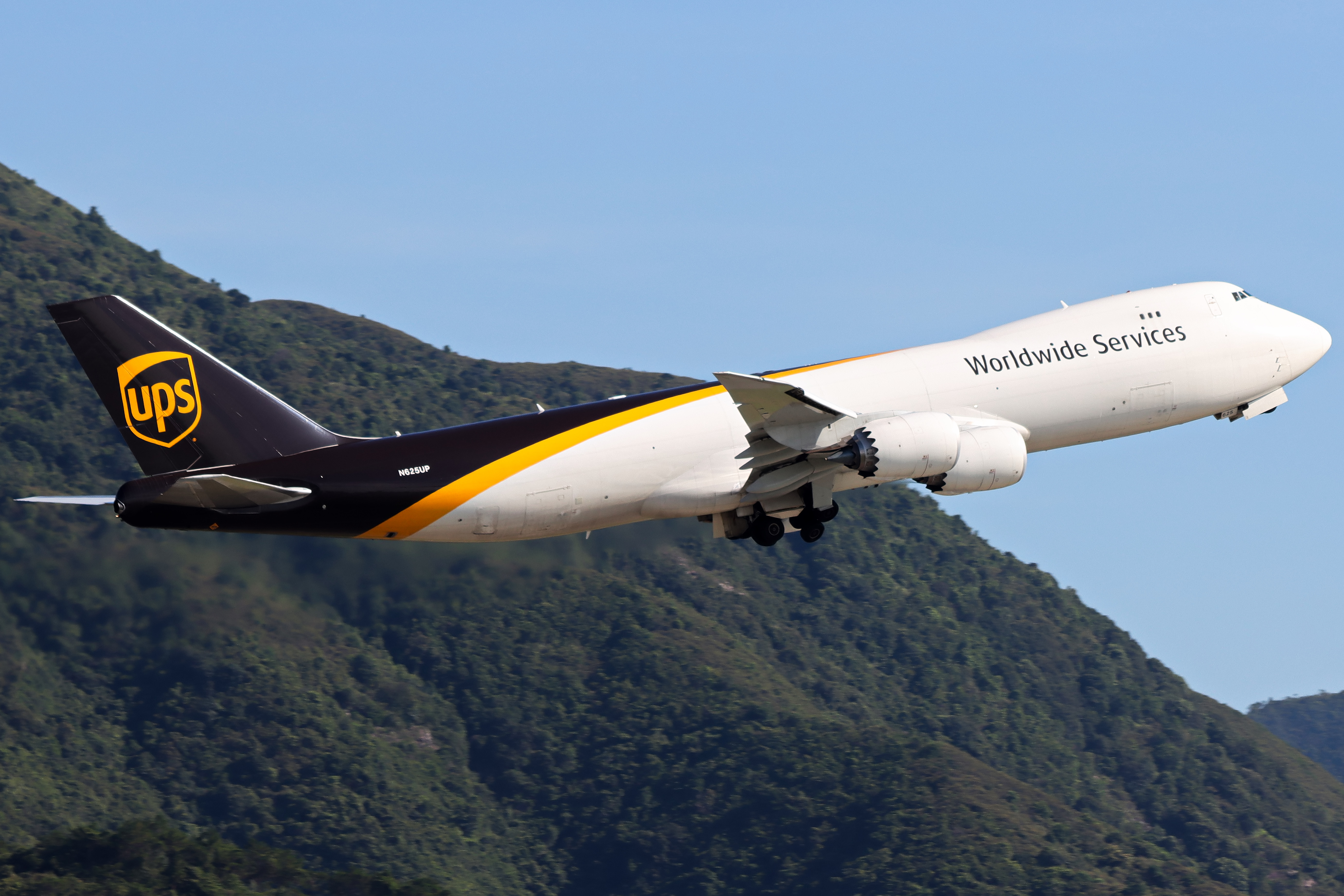 Full size: United Parcel Service Boeing 747-8F N625UP at Hong Kong International Airport