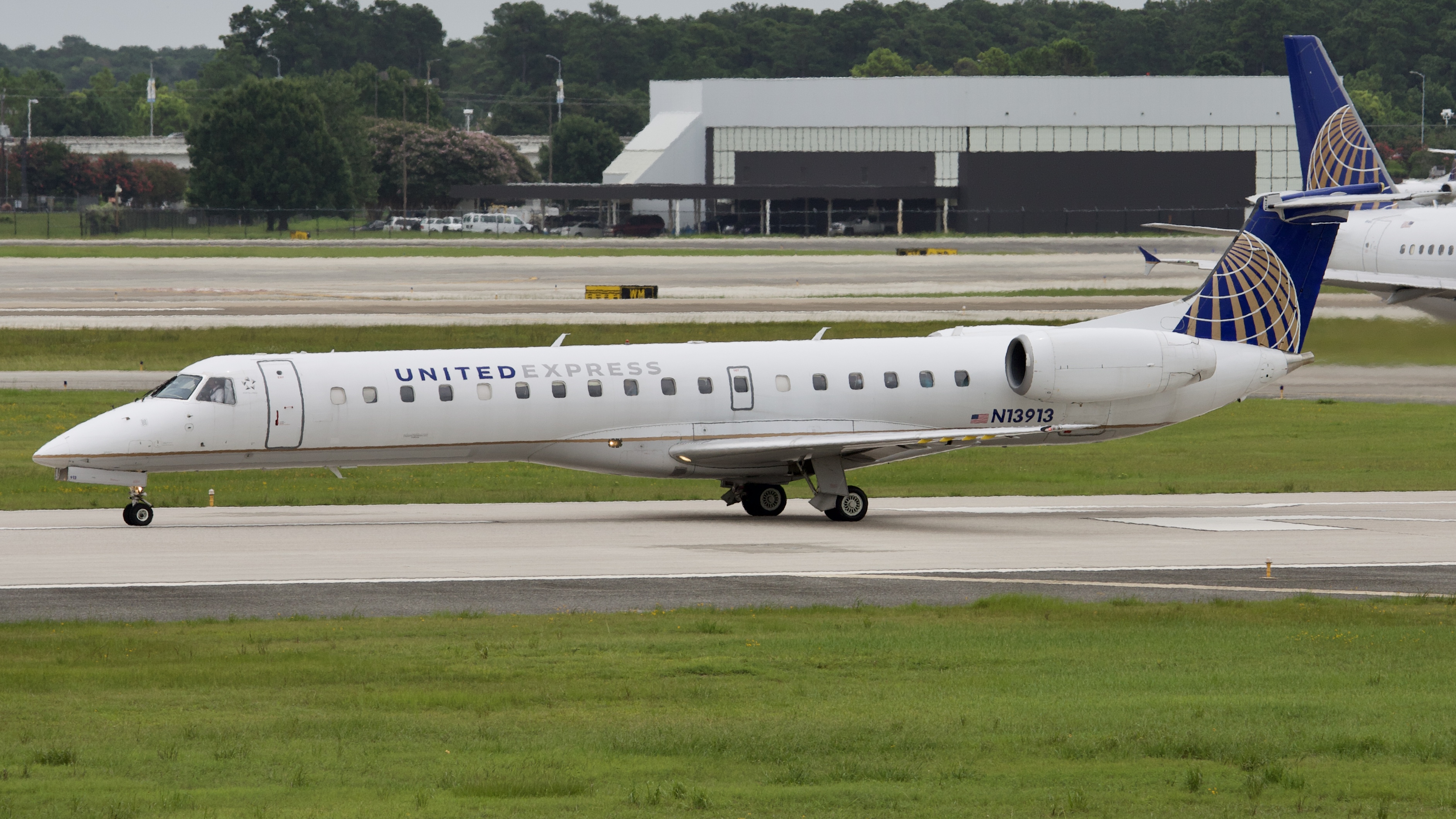 Full size: United Express Embraer ERJ145 N13913 at Houston-George Bush Intercontinental Airport