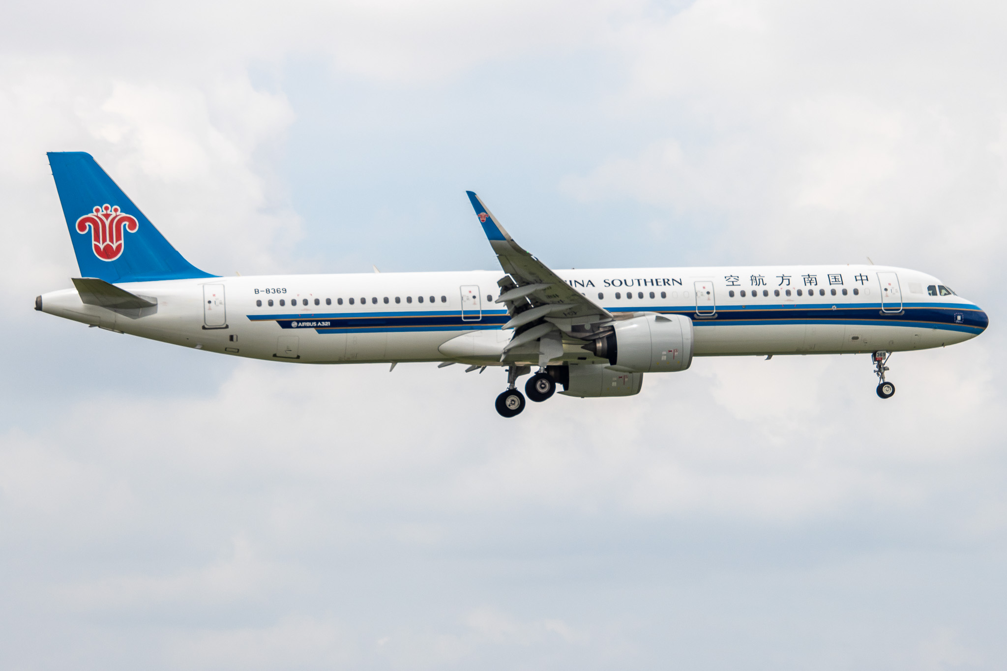 Full size: China Southern Airlines Airbus A321NEO B-8369 at Tan Son Nhat International Airport