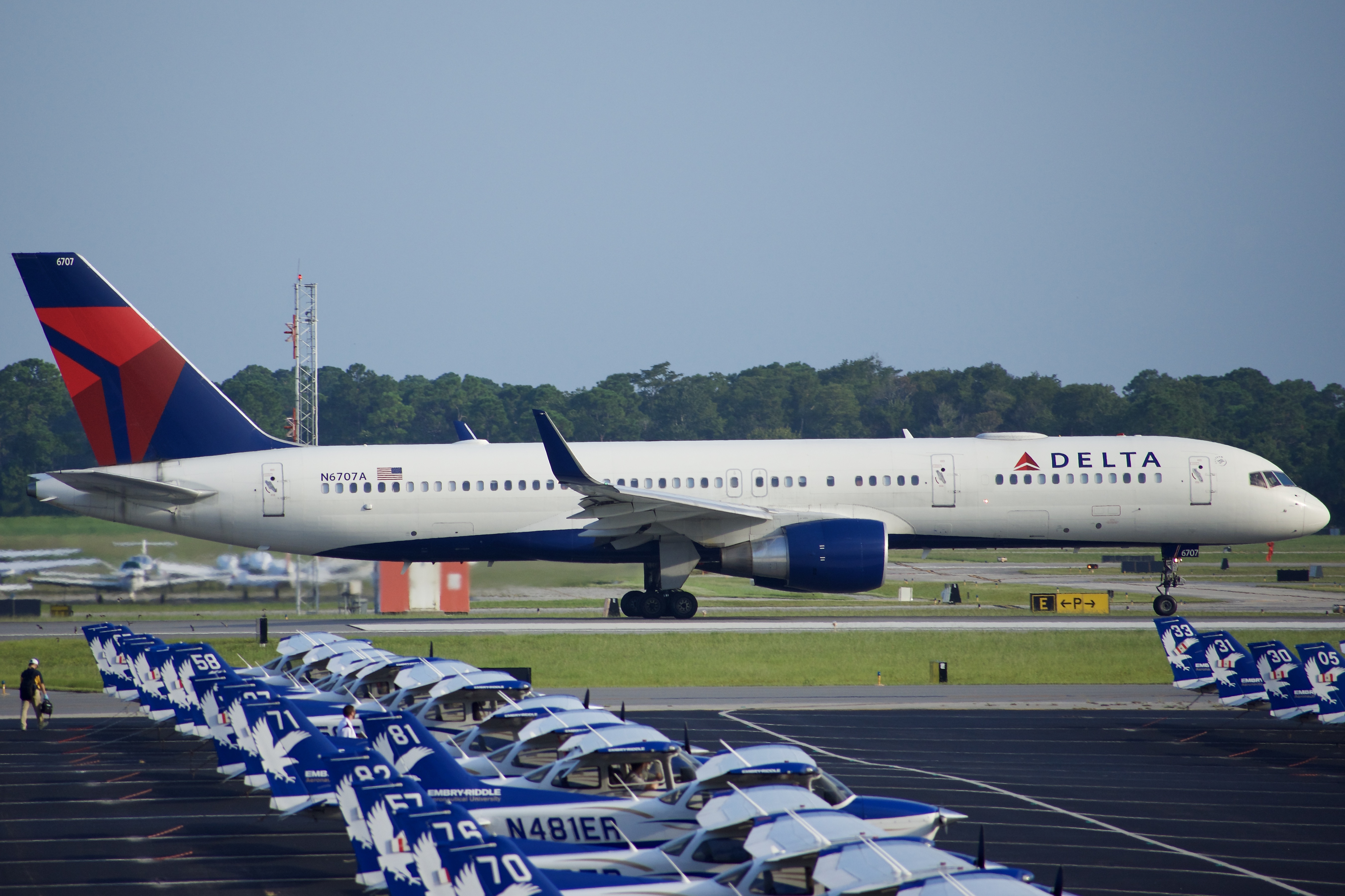 Full size: Delta Airlines Boeing 757-200 N6707A at Daytona Beach International Airport