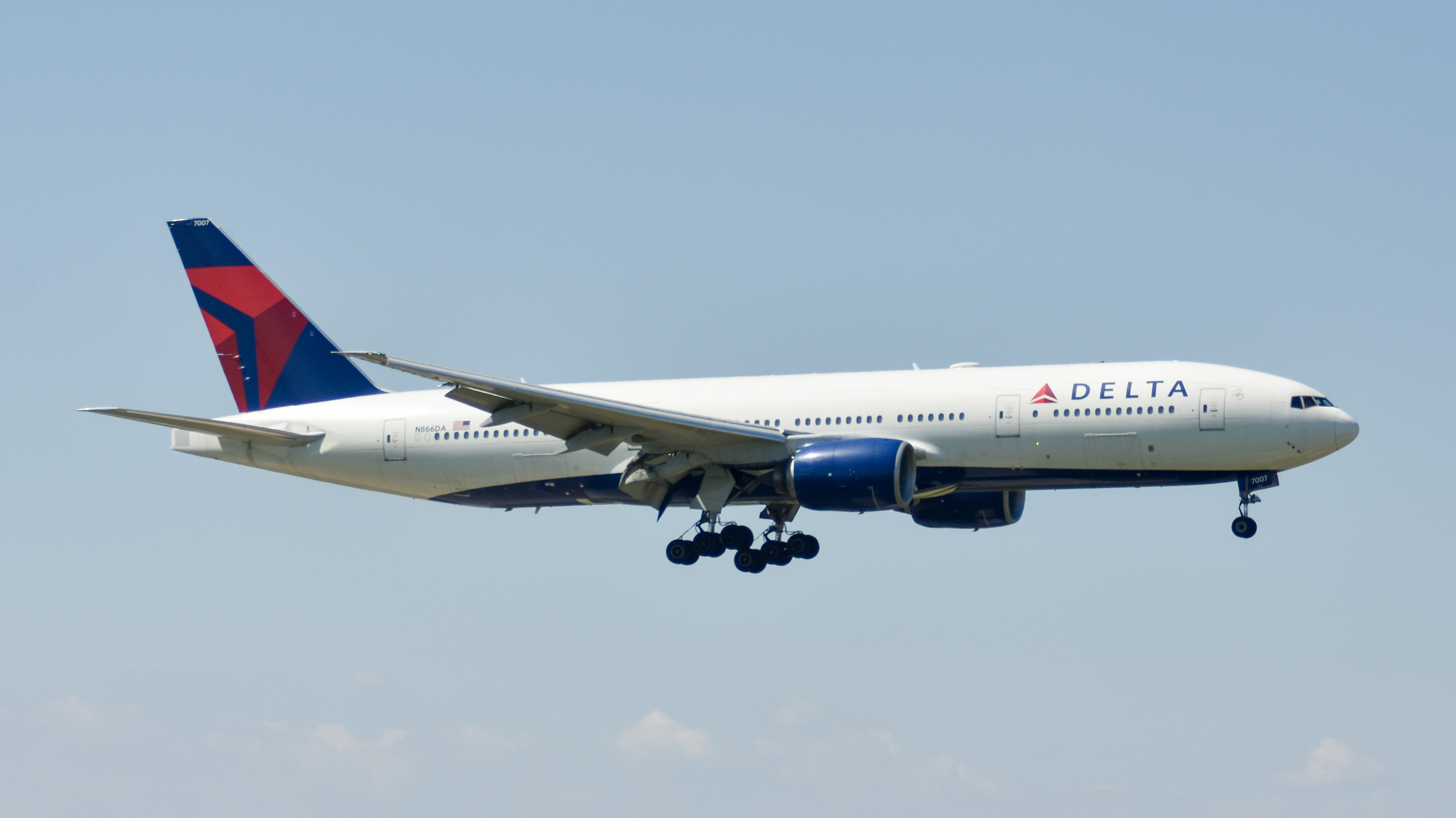Full size: Delta Airlines Boeing 777-200ER N866DA at Chicago O'Hare International Airport