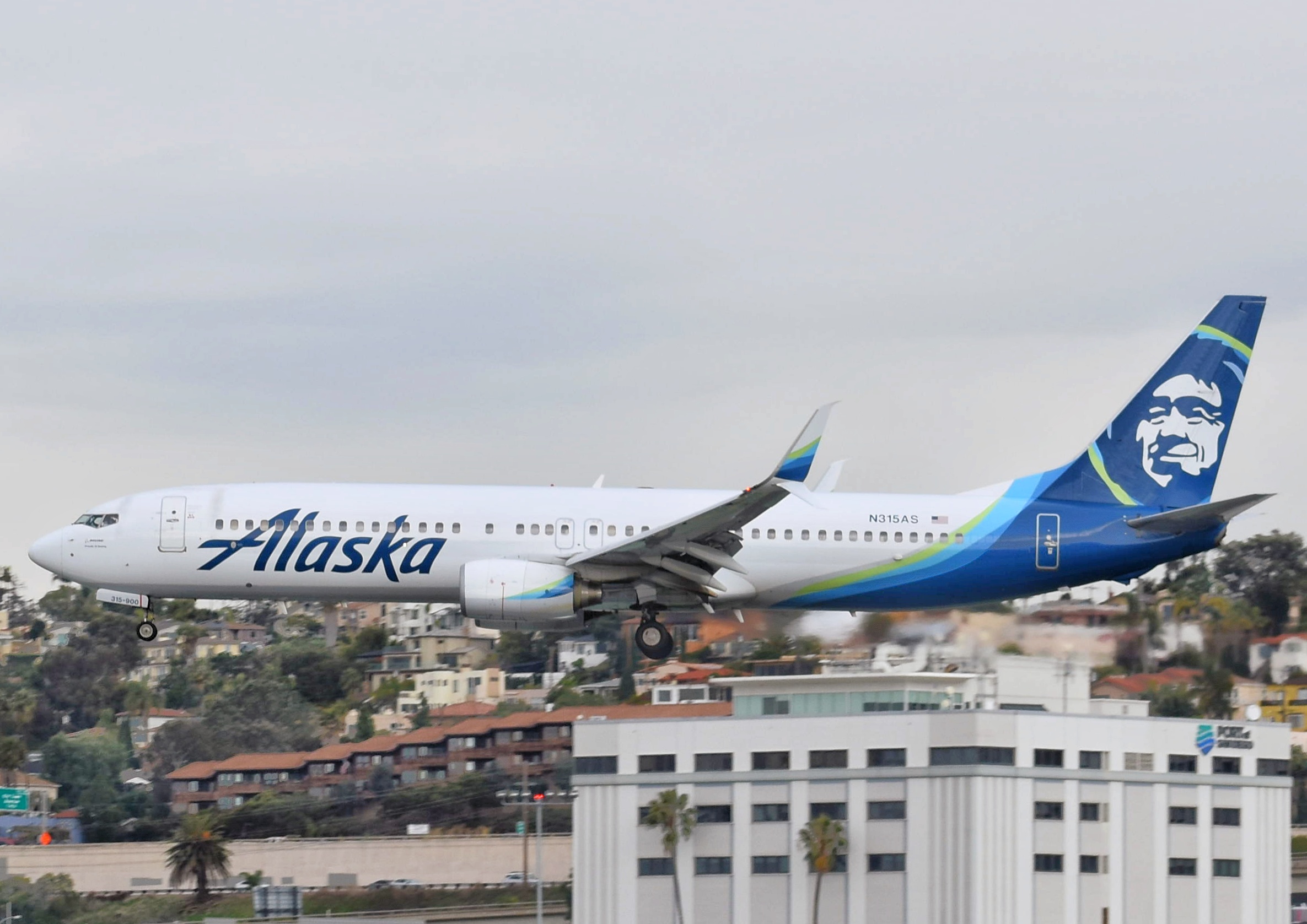 Full size: Alaska Airlines  Boeing 737-990ER N315AS at San Diego International Airport