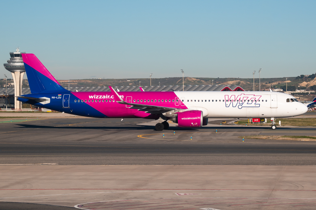 Full size: Wizz Air Airbus A321NEO HA-LZU at Madrid Barajas Airport