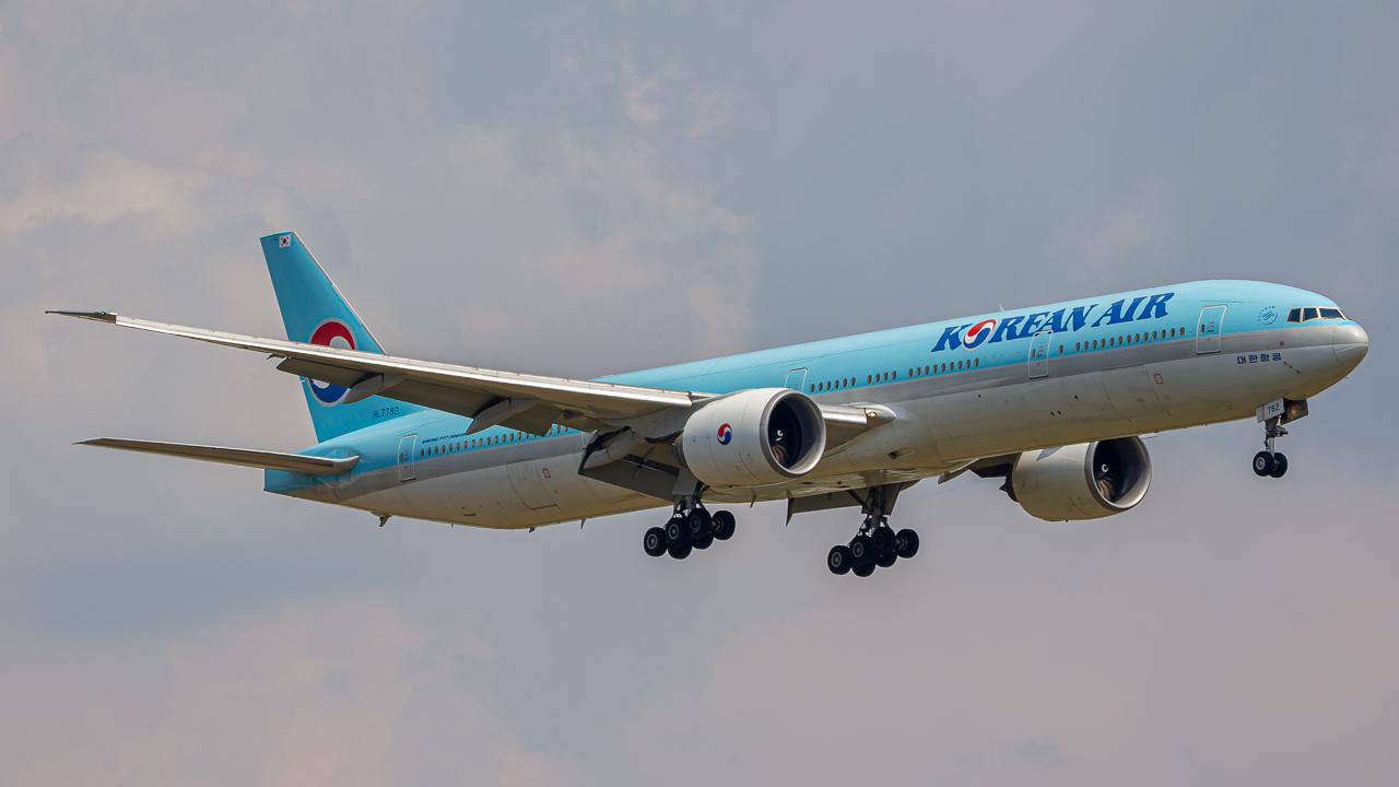 Full size: Korean Air Boeing 777-300ER HL7782 at Rickenbacker International Airport