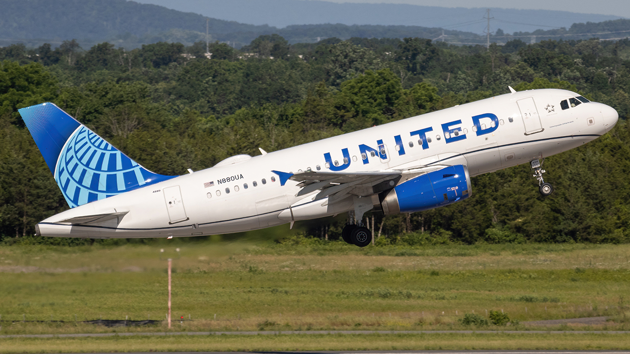 Full size: United Airlines Airbus A319 N880UA at Washington Dulles International Airport